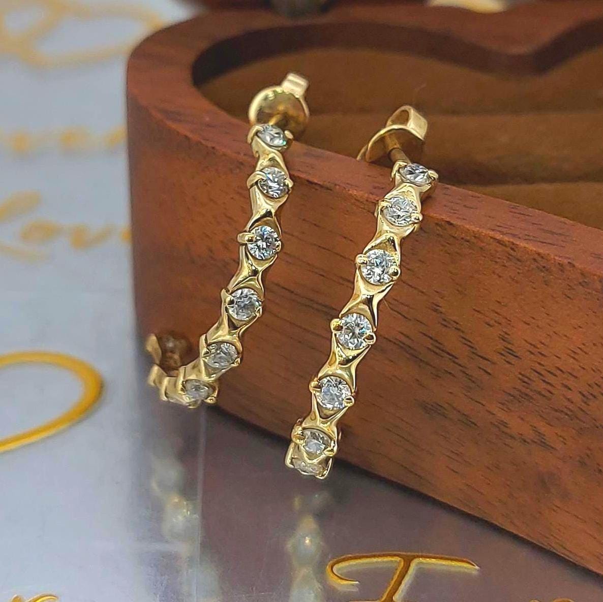 14 Karat Gold Ohrstecker mit runden Diamanten, Einzigartiges Design, Minimalistische Ohrringe, Perfekt für den Alltag, Geschenk für Sie Moissanite engagement ring in Gold or Platinum — custom handcrafted by Forever For Love