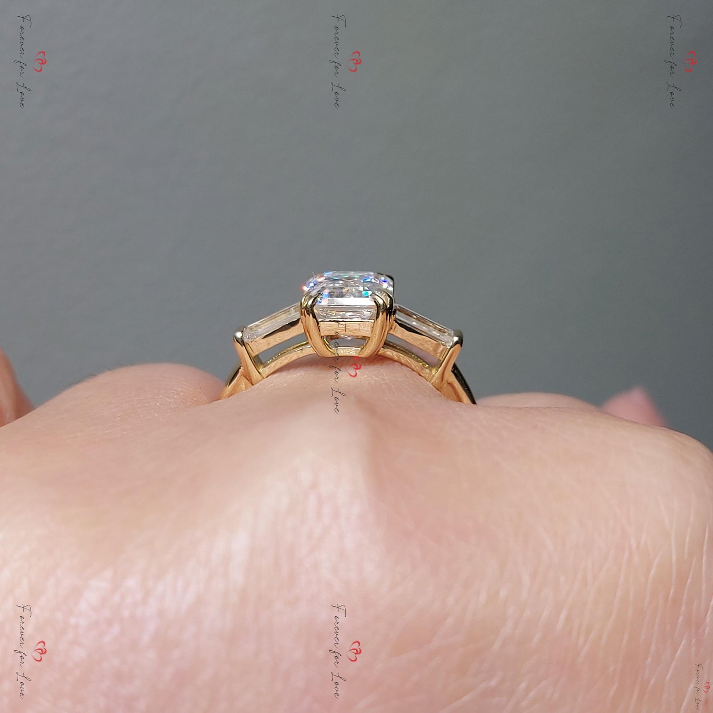 Drei-Stein-Verlobungsring mit smaragdgeschliffenem Moissanit, smaragdgeschliffener und spitz zulaufender Baguette-Moissanit-Ring, Drei-Stein-Hochzeits-Jahrestagsring. Emerald cut Moissanite engagement ring in Gold or Platinum — custom handcrafted by Forever For Love