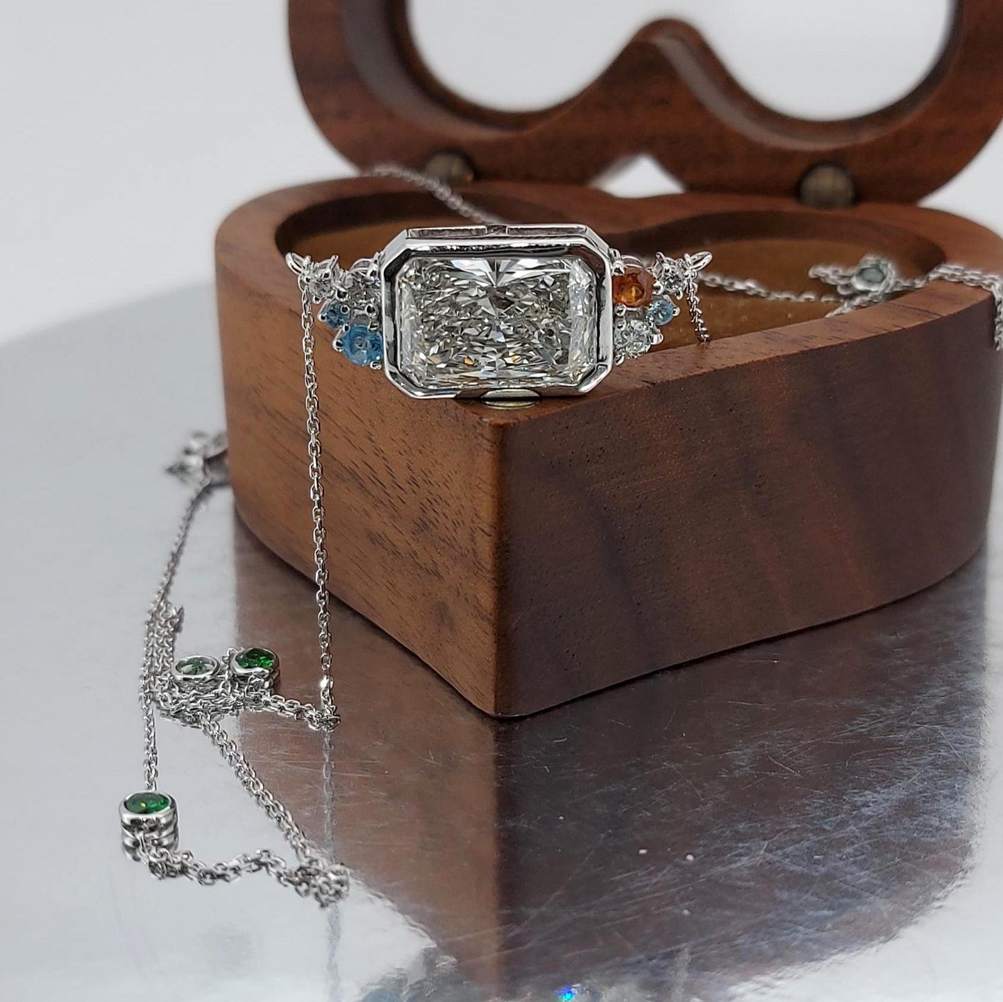 Strahlender Radiant-Schliff Diamant Solitaire Floating Anhänger mit 45 cm Kette, IGI-zertifiziert 4 Karat F-Farbe VS1 Reinheit 14 Karat Gelbgold. Moissanite engagement ring in Gold or Platinum — custom handcrafted by Forever For Love