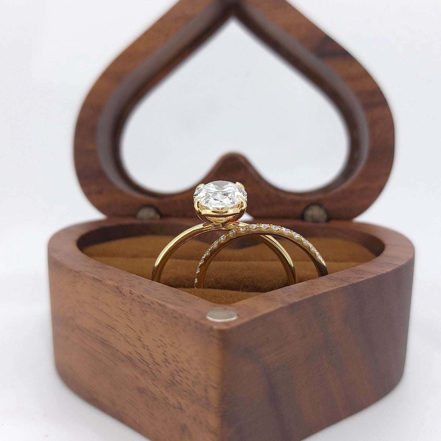 2.2 Karat oval geschliffener, im Labor gezüchteter Diamant-Solitär-Verlobungsring & passender runder Diamant-Ehering, IGI-zertifiziert D/VVS2, 14K Gelbgold. Round cut Moissanite engagement ring in 935 Argentium Silber — custom handcrafted by Forever For Love