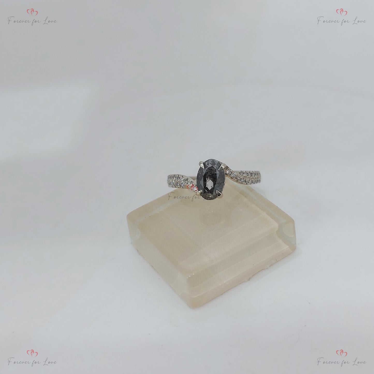 Bague de fiançailles solitaire vintage ovale diamant taillé rose sel et poivre Bague de fiançailles sel et poivre en or blanc Bague de demande en mariage. Oval cut 1Ct Moissanite taille brillant engagement ring in Gold or Platinum — custom handcrafted by Forever For Love