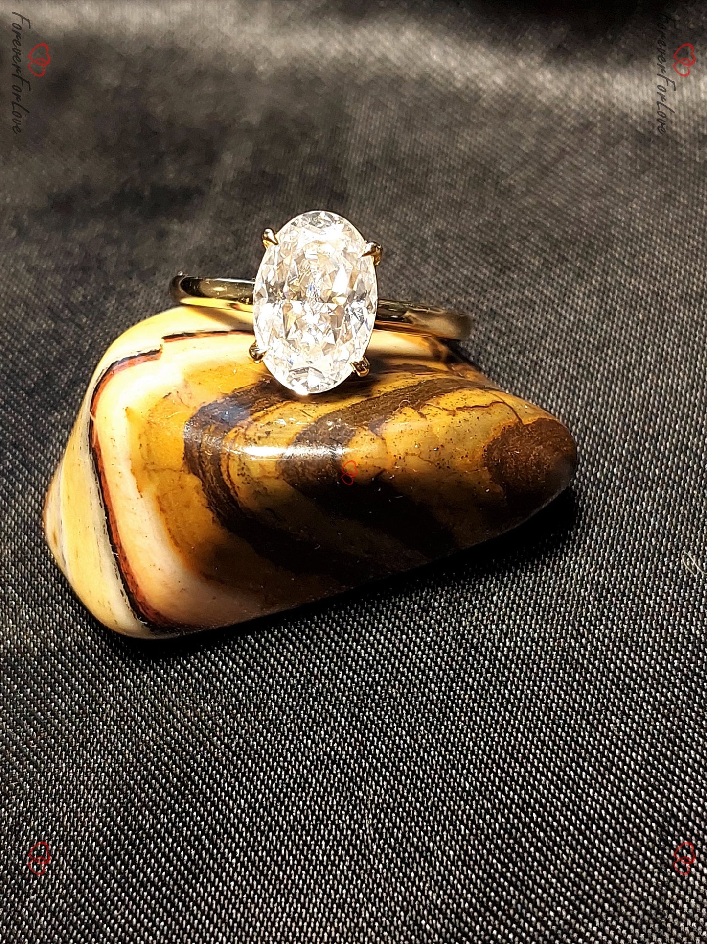 2 Karat ovaler Moissanit-Verlobungsring Oval cut Moissanite engagement ring in 935er Argentium Silber — custom handcrafted by Forever For Love