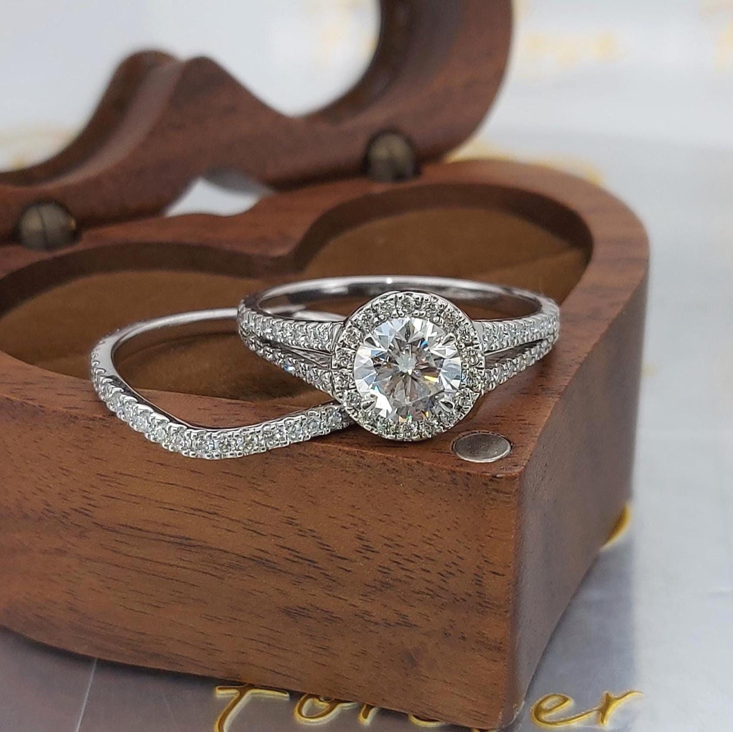 1,7 Karat IGI-zertifiziertes runder Labordiamant Hochzeits-Brautset Round cut Moissanite engagement ring in 935 Argentium Silber — custom handcrafted by Forever For Love