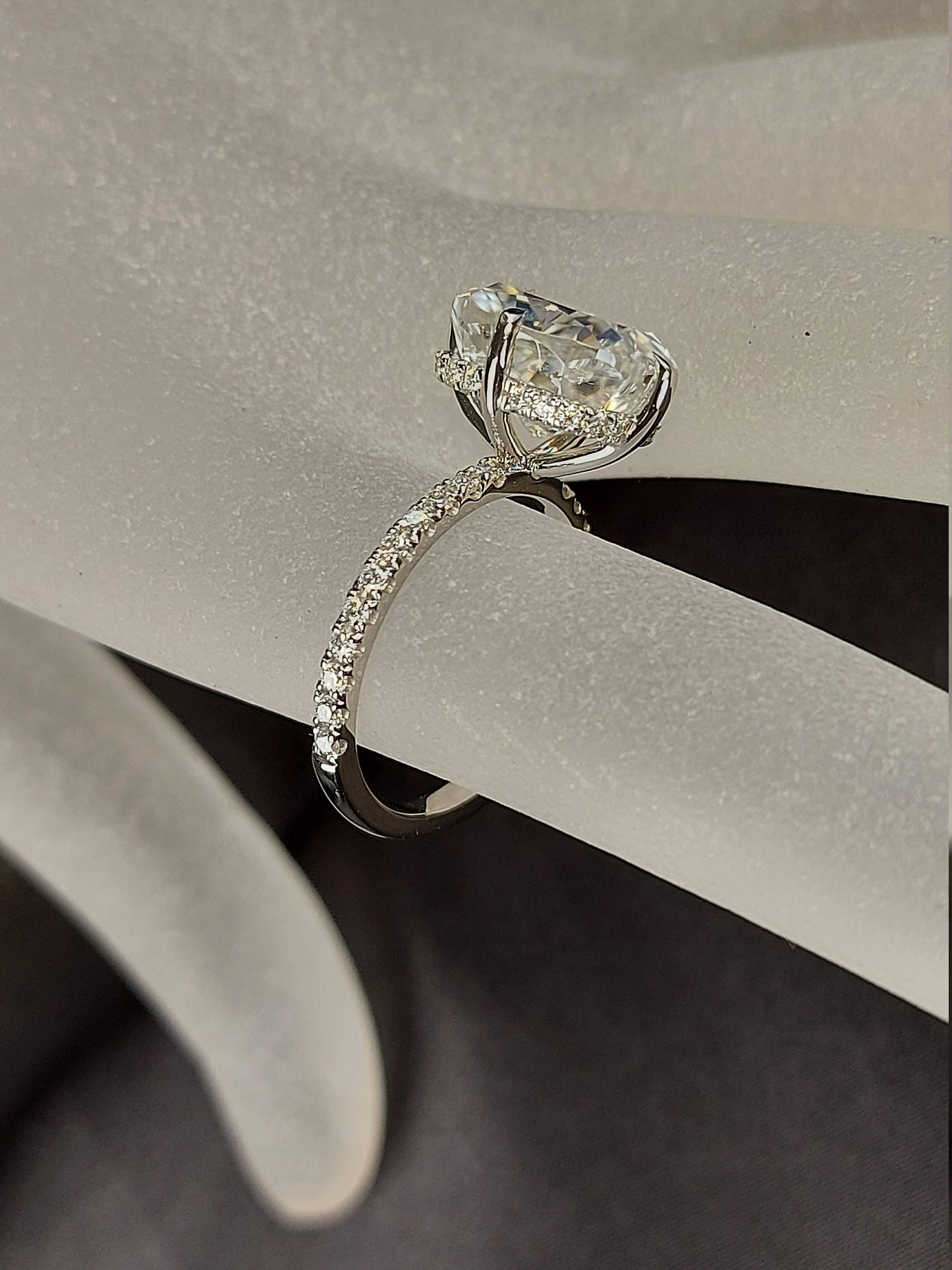 Verlobungsring mit 5 Karat Kissen-Moissanit und verstecktem Halo Cushion cut Moissanite engagement ring in 935er Argentium Silber — custom handcrafted by Forever For Love