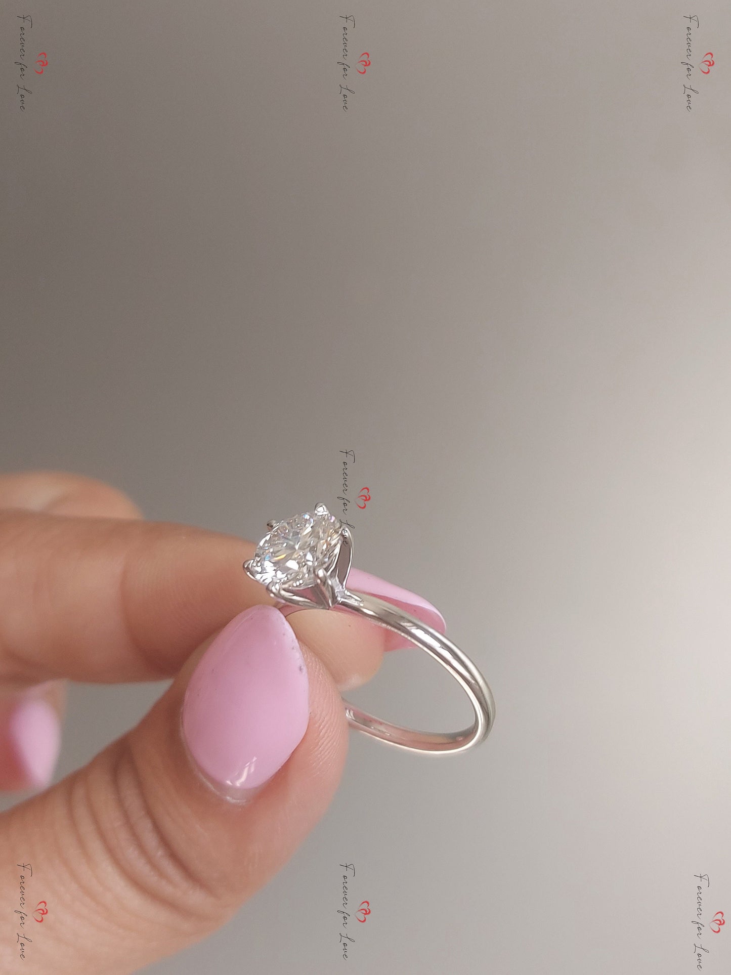 Bague de fiançailles solitaire avec diamant rond de 1,6 carat Round cut 1Ct Moissanite taille brillant engagement ring in Gold or Platinum — custom handcrafted by Forever For Love