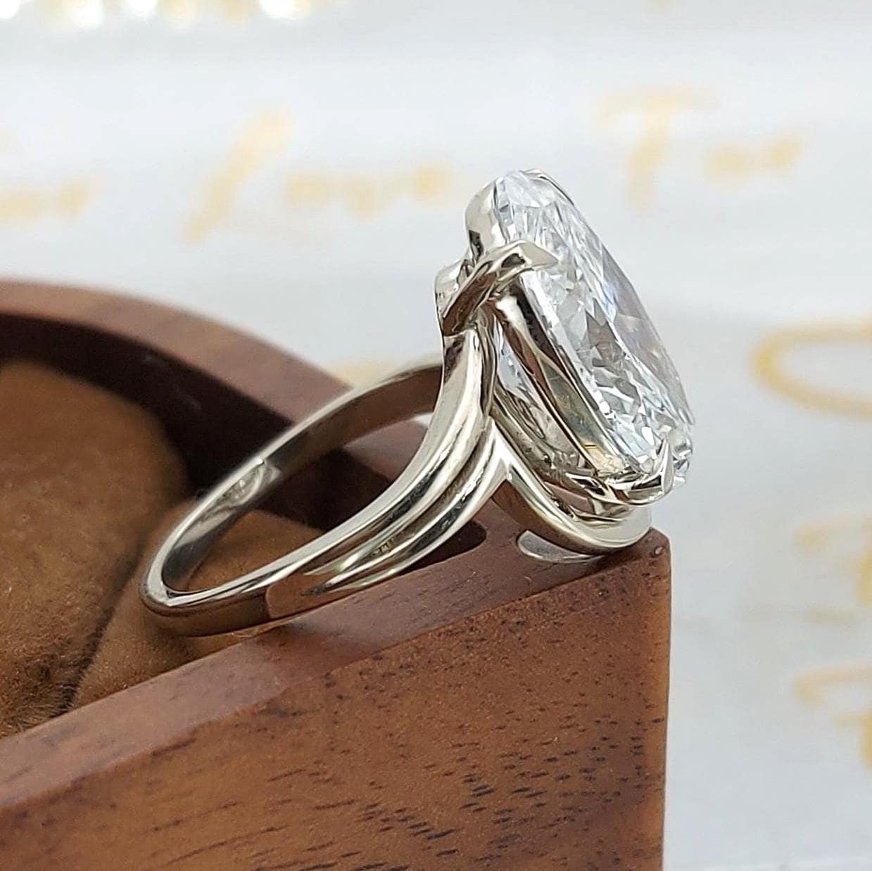 5ct Oval Schliff, D VVS2, IGI-zertifizierter ovaler Verlobungsring, Labor-Diamant-Verlobungsring, im Labor hergestellter Solitärring, Brautantragsring, Geschenk für sie. Oval cut Moissanite engagement ring in 935 Argentium Silber — custom handcrafted by Forever For Love