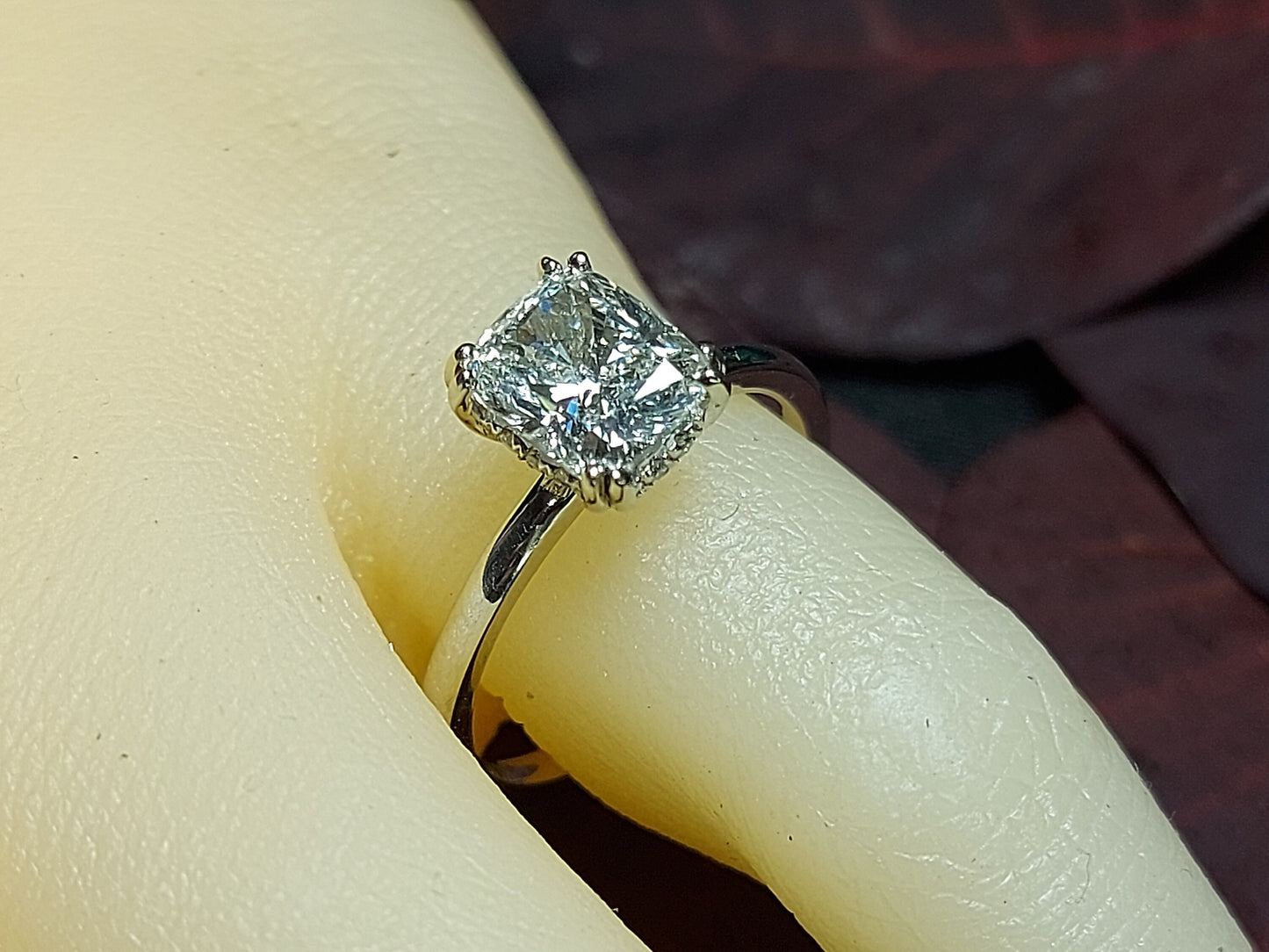 1,5 Karat IGI zertifizierter Kissenschliff Diamant Hidden Halo Verlobungsring Cushion cut Moissanite engagement ring in 935er Argentium Silber — custom handcrafted by Forever For Love