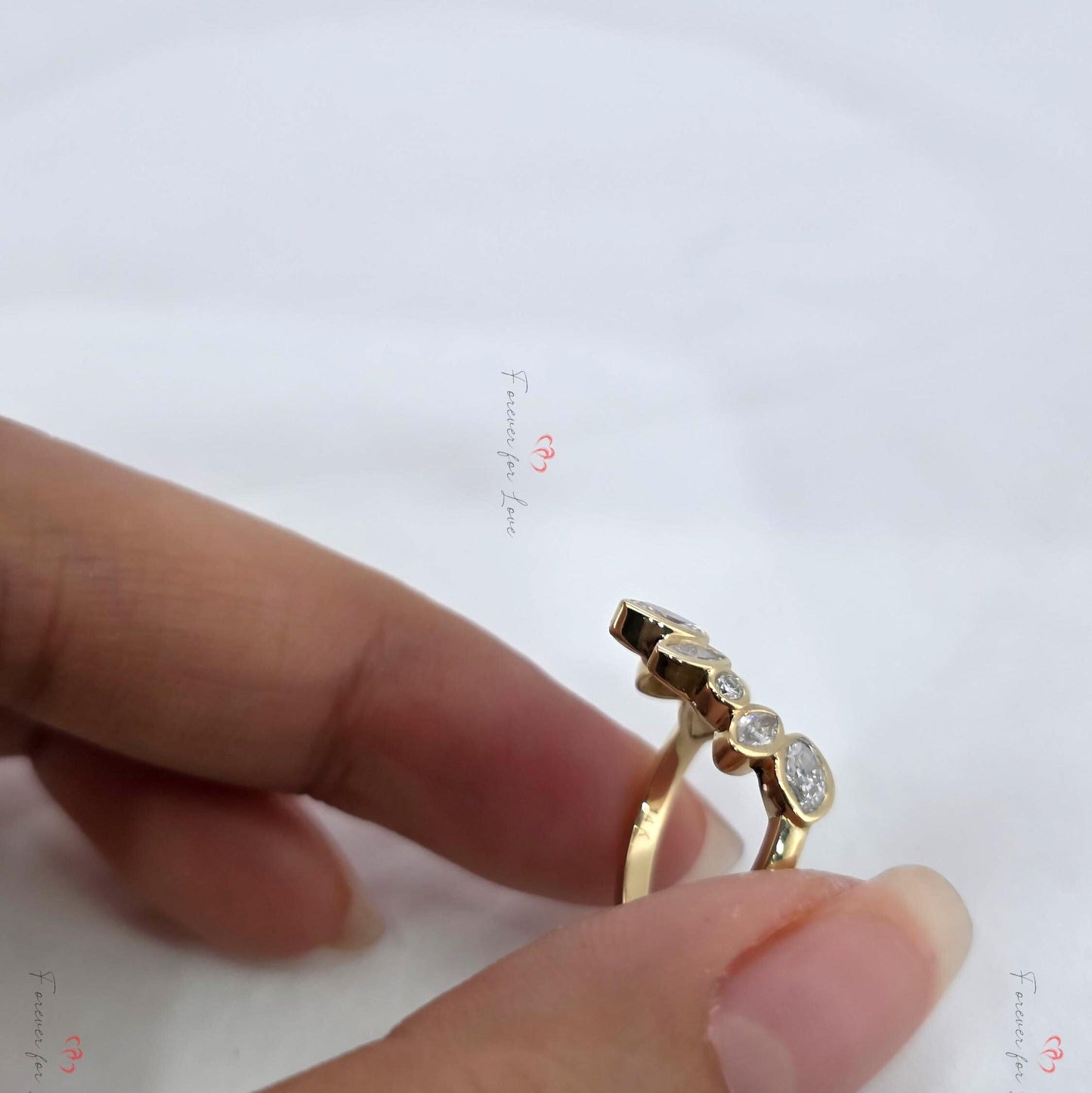 Bague en diamant de laboratoire taille poire, alliance en diamant taille poire brillant, bague de fiançailles, anneau assorti, anneau cadeau de mariage, anneau empilable. Pear cut Moissanite taille brillant engagement ring in Gold or Platinum — custom handcrafted by Forever For Love