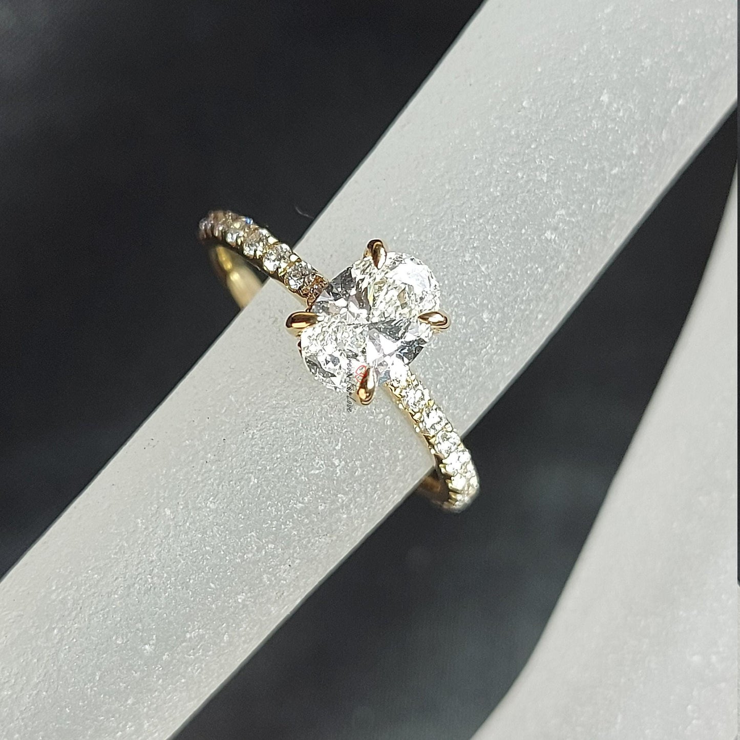 1 Karat ovaler Labordiamant mit Akzentsteinen Verlobungsring Oval cut Moissanite engagement ring in 935 Argentium Silber — custom handcrafted by Forever For Love