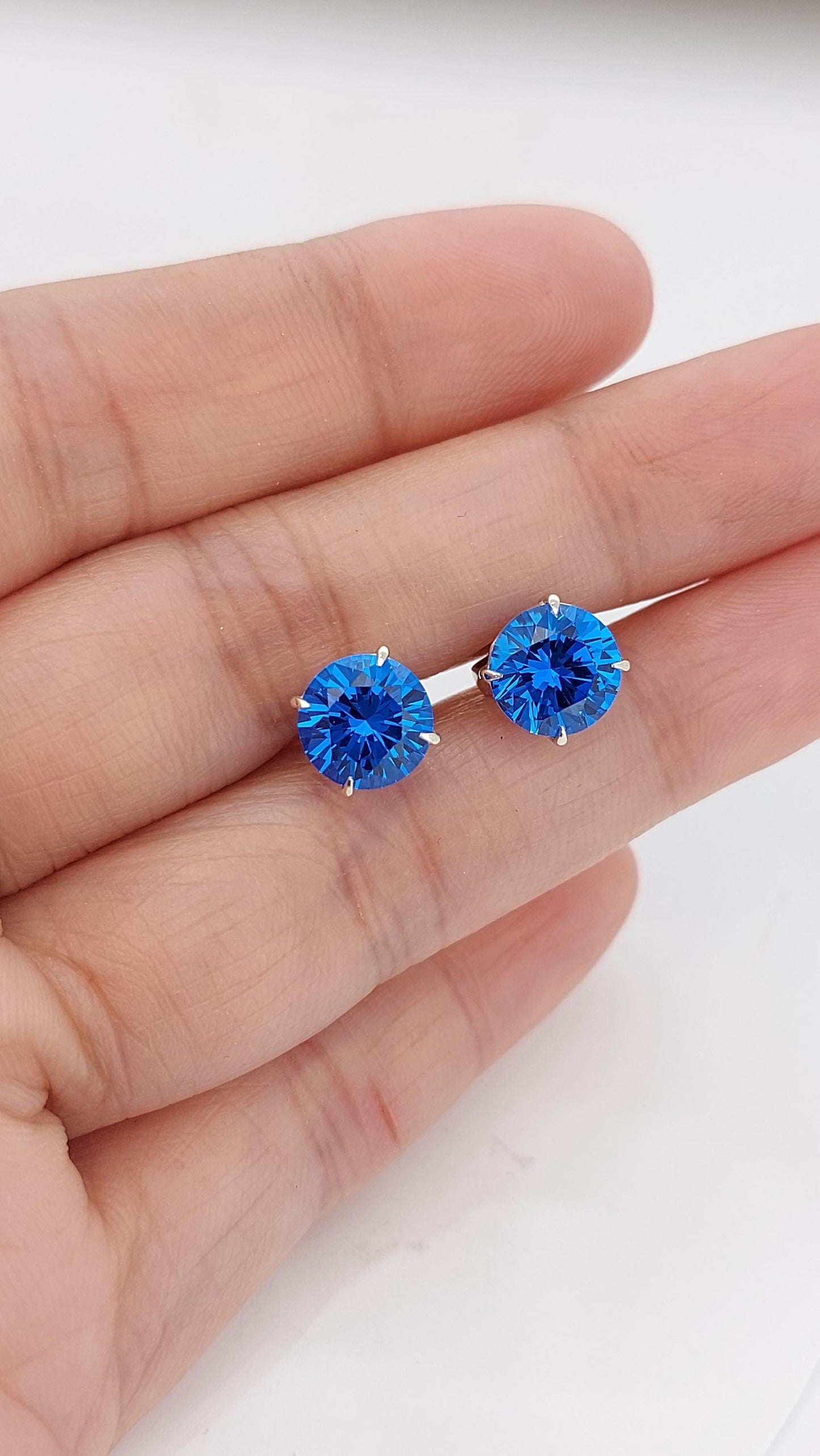 Puces d'oreilles en spinelle de cobalt de laboratoire de 4 carats : Or blanc 14 carats Moissanite engagement ring in Gold or Platinum — custom handcrafted by Forever For Love