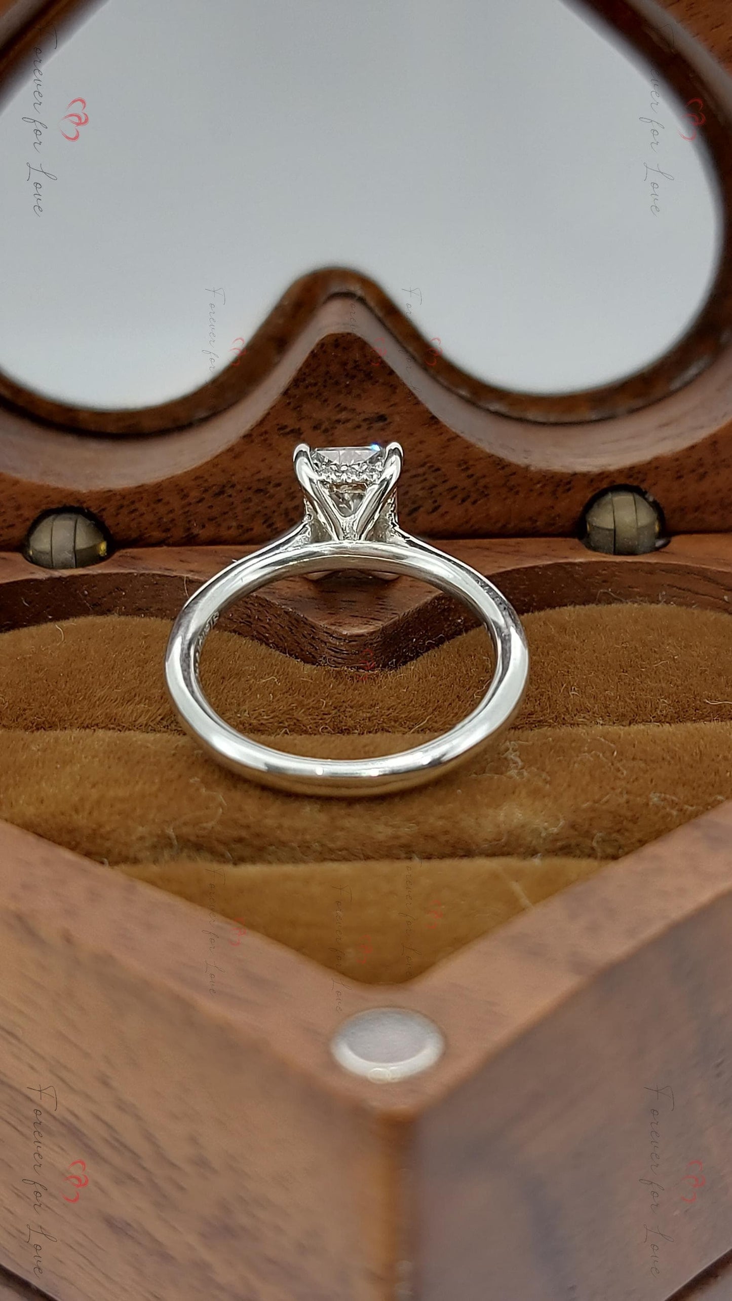 1,5 Karat IGI-zertifizierter Radiant Labordiamant Hidden Halo Verlobungsring Radiant cut Moissanite engagement ring in 935 Argentium Silber — custom handcrafted by Forever For Love