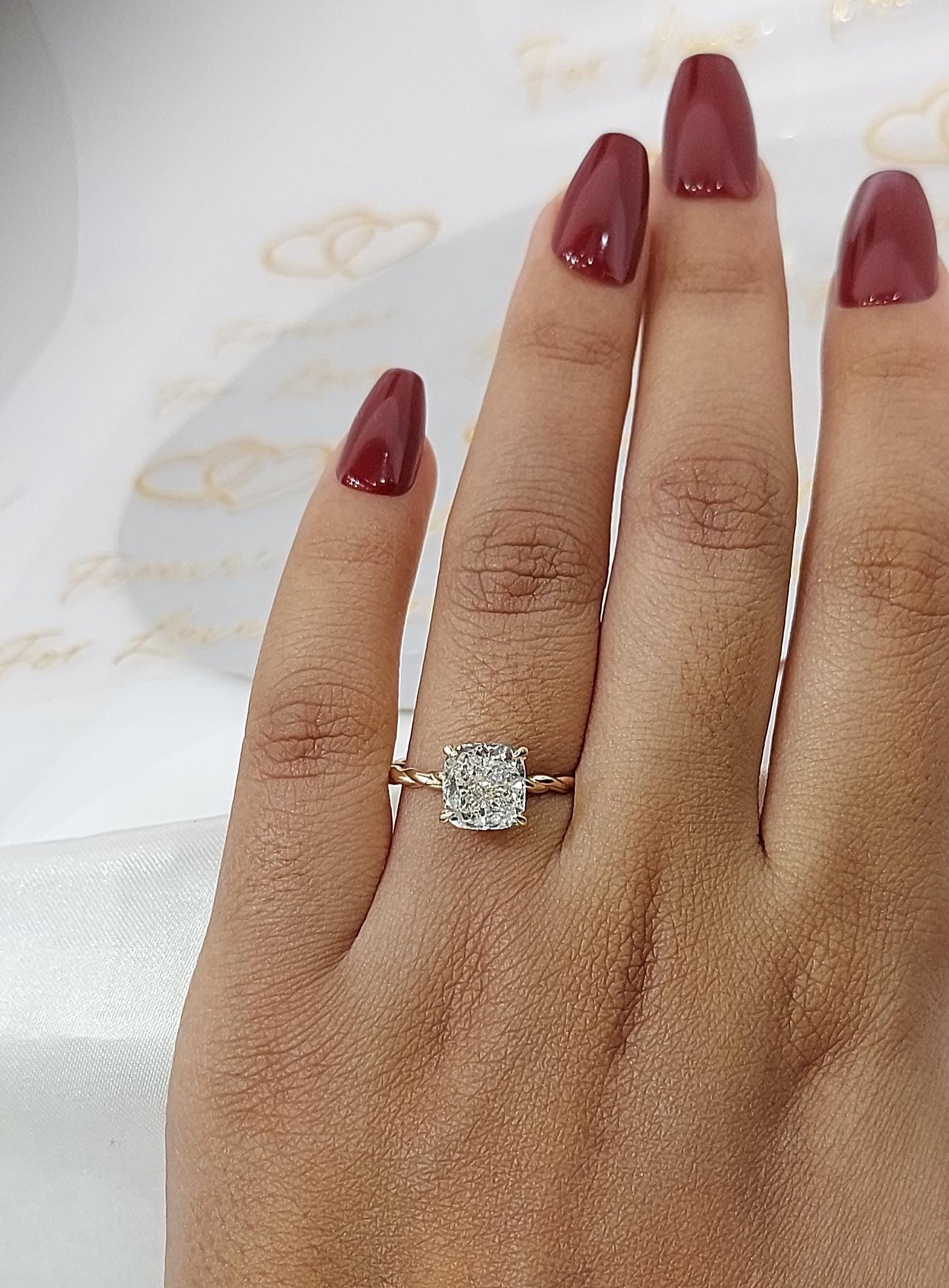 Bague de fiançailles avec diamant de laboratoire certifié IGI, taille coussin, 2,03 carats Cushion cut 1Ct Moissanite taille brillant engagement ring in Gold or Platinum — custom handcrafted by Forever For Love