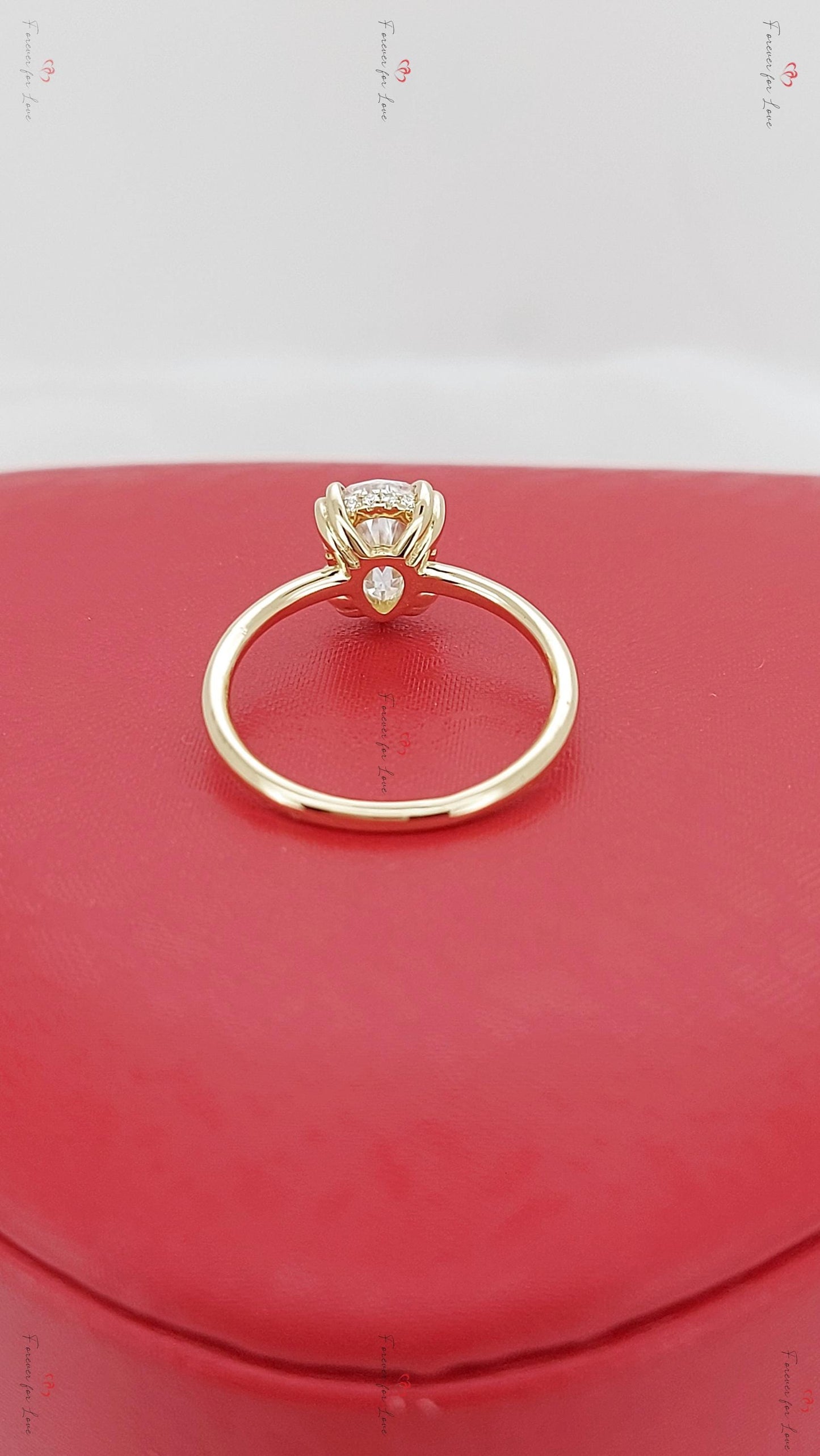 2 Karat Birnen-Moissanit-Ring mit verstecktem Heiligenschein – anpassbare Karatzahl Pear cut Moissanite engagement ring in 935 Argentium Silber — custom handcrafted by Forever For Love
