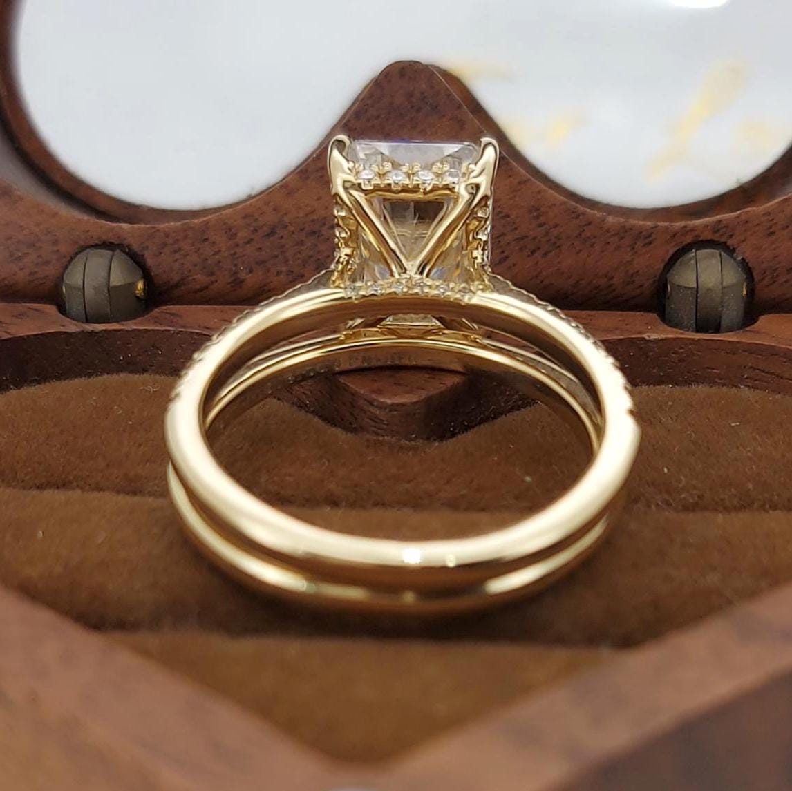3,00 Karat Radiant Moissanit Ewigkeitring Radiant cut Moissanite engagement ring in 935 Argentium Silber — custom handcrafted by Forever For Love