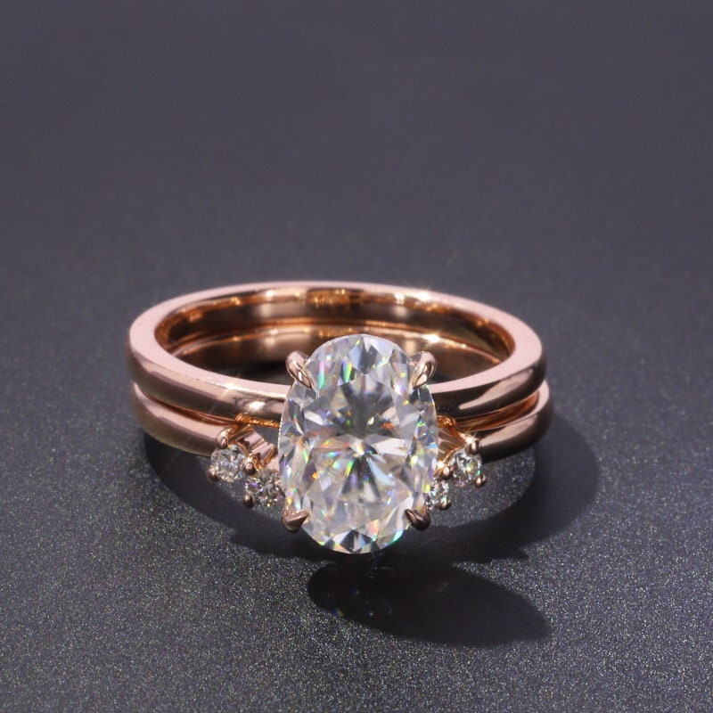 Bague de fiançailles ovale 2 carats avec diamant et halo moissanite Oval cut Moissanite taille brillant engagement ring in Gold or Platinum — custom handcrafted by Forever For Love