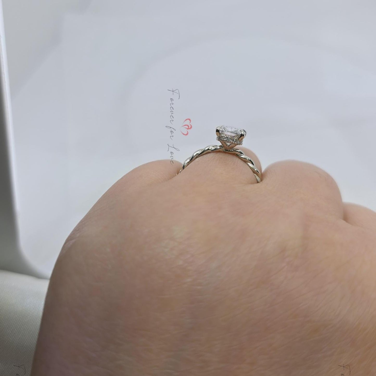 2.5 Karat IGI-zertifizierter Kissen-Labor-Diamant-Verlobungsring Cushion cut Moissanite engagement ring in 935 Argentium Silber — custom handcrafted by Forever For Love