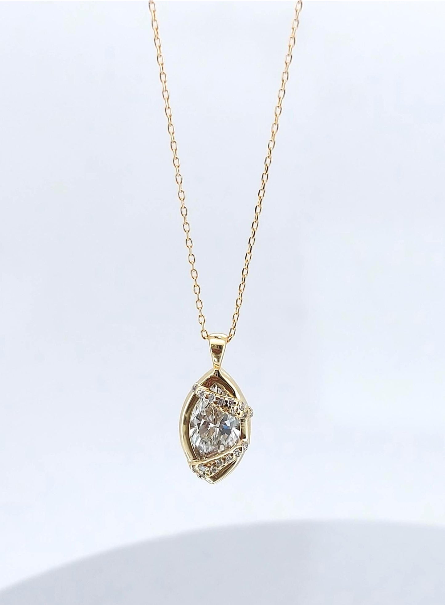 2.1 Karat IGI ZERTIFIZIERTER E, VVS2 Marquise-Schliff Laborgezüchteter Diamant-Anhänger mit Kette, Marquise Diamant-Halskette 14k Gelbgold-Kette Moissanite engagement ring in Gold or Platinum — custom handcrafted by Forever For Love