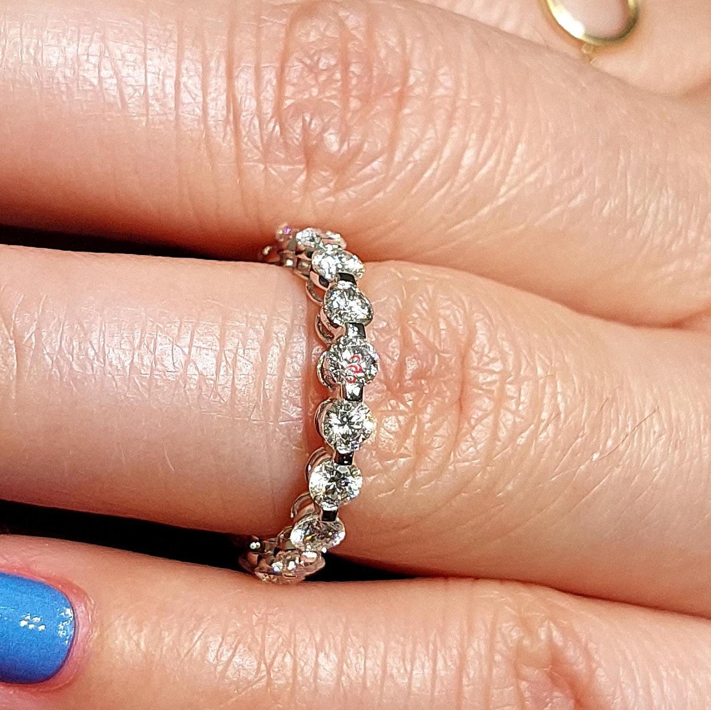 Alliance de mariage en diamant rond de laboratoire 2,5 MM, alliance de laboratoire ronde assortie, alliance à bulles flottantes, bague éternité complète unique en or massif. Round cut Moissanite taille brillant engagement ring in Gold or Platinum — custom handcrafted by Forever For Love
