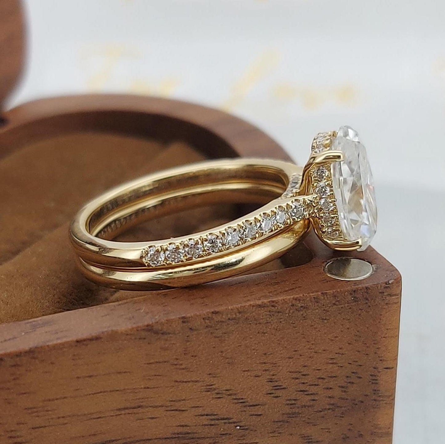 Bague éternité ovale en moissanite de 2 carats Oval cut Moissanite Taille Brillante engagement ring in Gold or Platinum — custom handcrafted by Forever For Love
