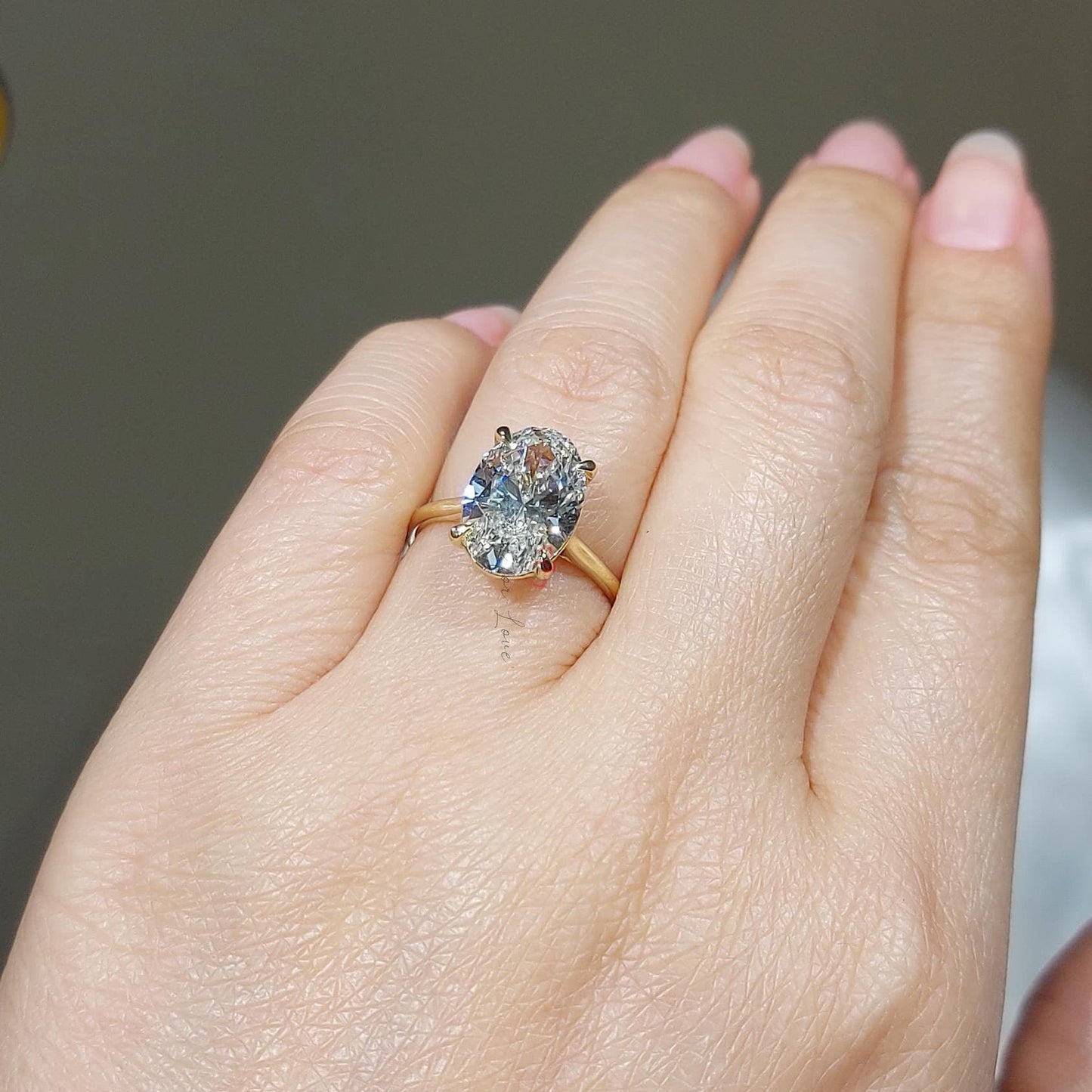 2 Karat ovaler IGI-zertifizierter Labor-Diamant-Kathedralenring Oval cut Moissanite engagement ring in 935 Argentium Silber — custom handcrafted by Forever For Love