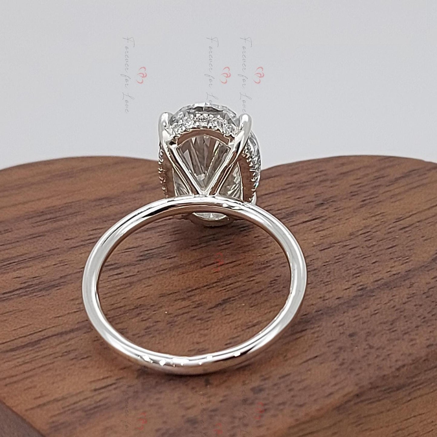 Verlobungsring mit einem ovalen 5 Karat Solitär-Labor-Diamanten Oval cut Moissanite engagement ring in 935 Argentium Silber — custom handcrafted by Forever For Love