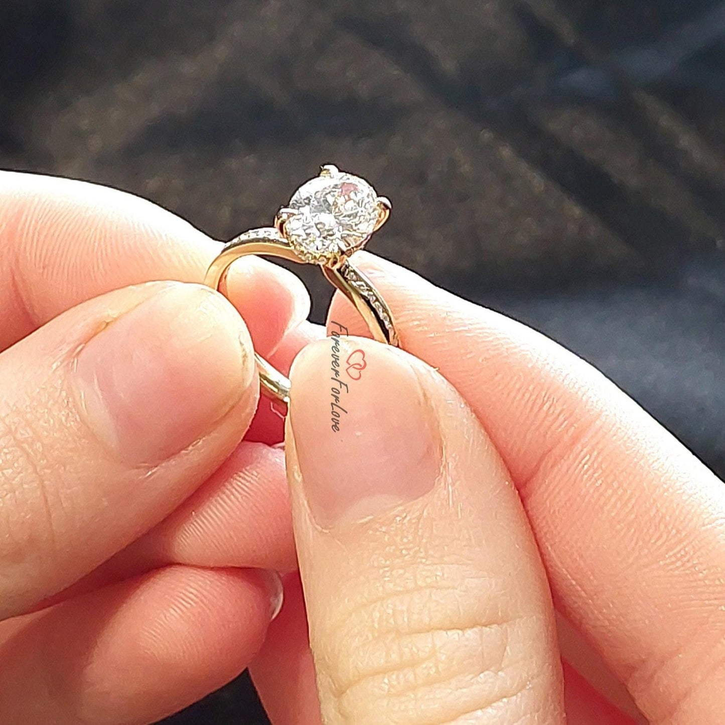 Bague de fiançailles ovale en diamant de laboratoire de 1,35 carat certifié IGI Oval cut 1Ct Moissanite taille brillant engagement ring in Gold or Platinum — custom handcrafted by Forever For Love