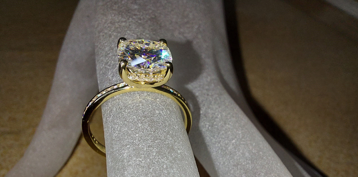 Bague de fiançailles coussin en moissanite 1,7 carat avec halo caché Cushion cut 1Ct Moissanite taille brillant engagement ring in Gold or Platinum — custom handcrafted by Forever For Love