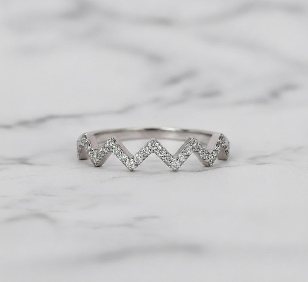 Massiver Gold Zickzack-Diamantring, gewellte Stapelringe für Frauen, zierlicher stapelbarer Ring mit Höhen und Tiefen, perfektes Geschenk für Sie Round cut Moissanite engagement ring in 935er Argentium Silber — custom handcrafted by Forever For Love