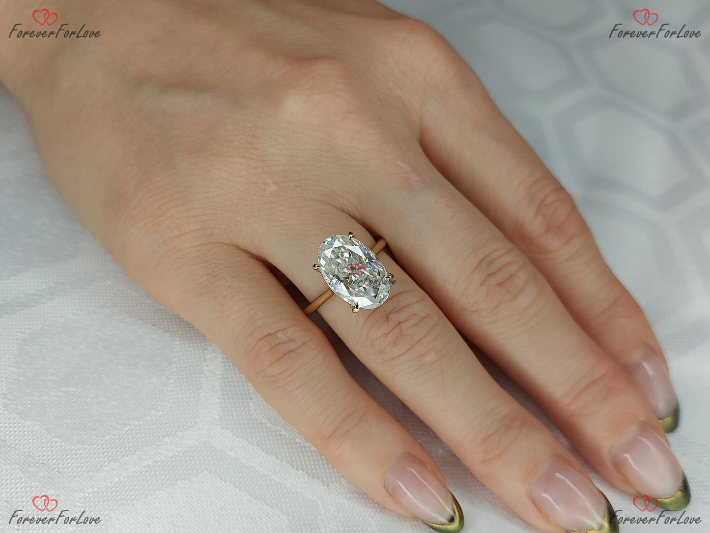 6,5 Karat ovaler Moissanit-Verlobungsring Solitär Oval cut Moissanite engagement ring in 935er Argentium Silber — custom handcrafted by Forever For Love