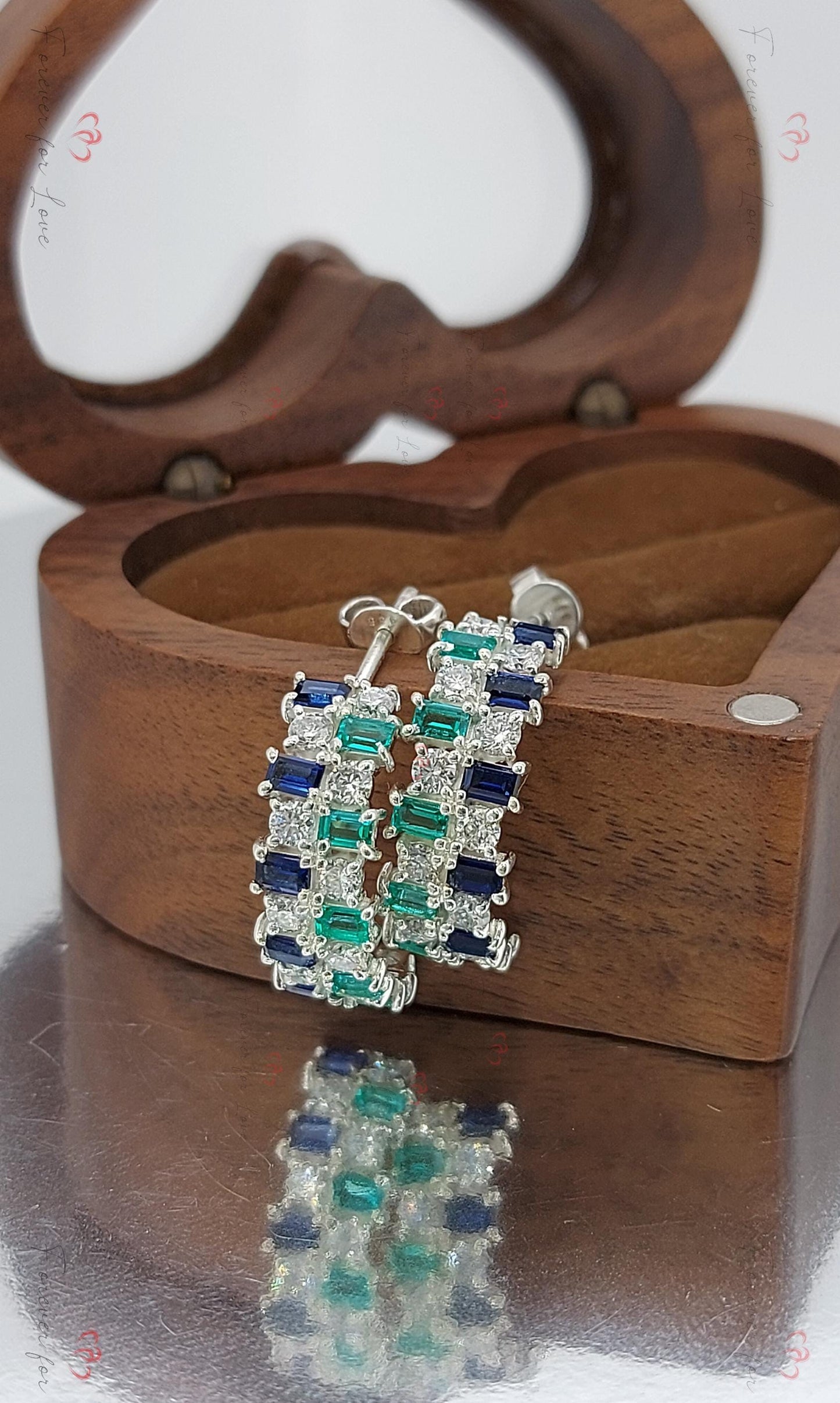 Saphir- und Smaragd-Baguette Geburtsstein Creolen Huggies, 14 Karat Gold Huggie Ohrringe Kleine Creolen, Einzigartiges Frauengeschenk Moissanite engagement ring in Gold or Platinum — custom handcrafted by Forever For Love