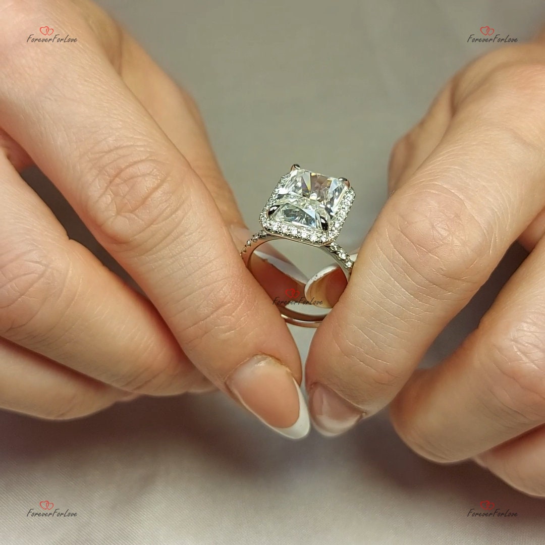 6,5 Karat strahlender Moissanit-Halo-Verlobungsring mit Pavé-Band Radiant cut Moissanite engagement ring in 935er Argentium Silber — custom handcrafted by Forever For Love