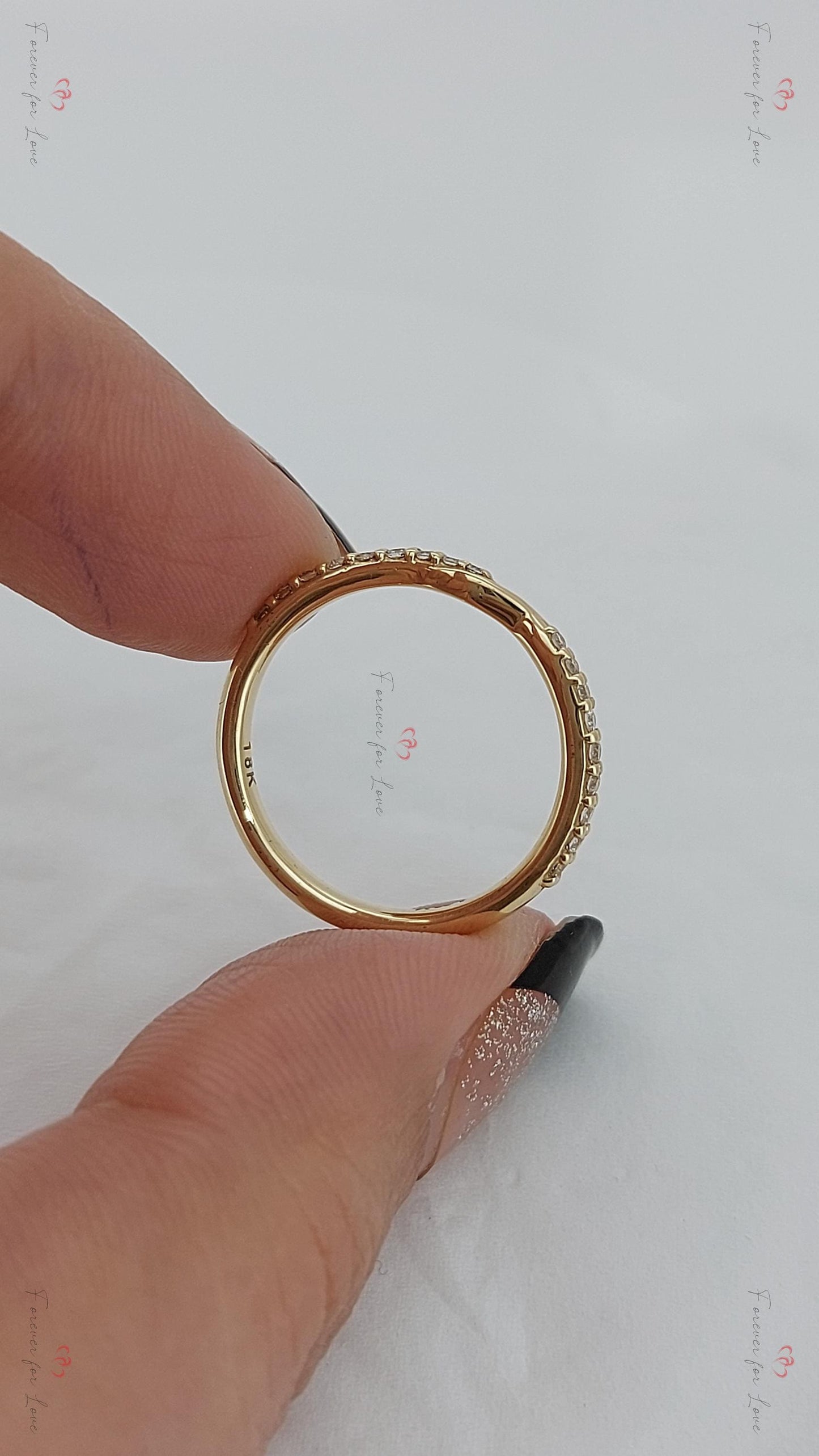 Bague torsadée en or massif éternel avec une bague de mariage assortie en diamant pavé en forme de nœud d'amour, cadeau pour elle Round cut Moissanite taille brillant engagement ring in Gold or Platinum — custom handcrafted by Forever For Love