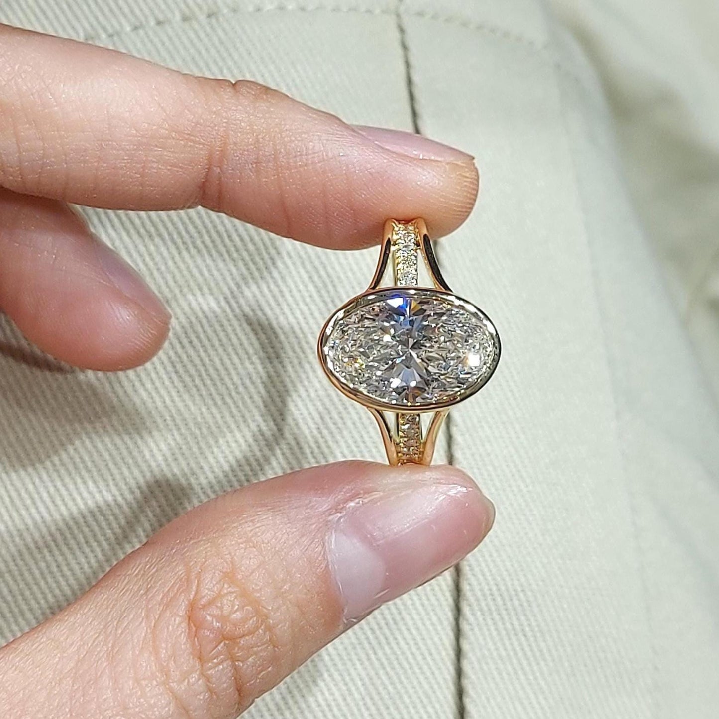 Solitaire ovale 4 carats en diamant de laboratoire sur anneau fendu 1Ct Moissanite taille brillant engagement ring in Gold or Platinum — custom handcrafted by Forever For Love