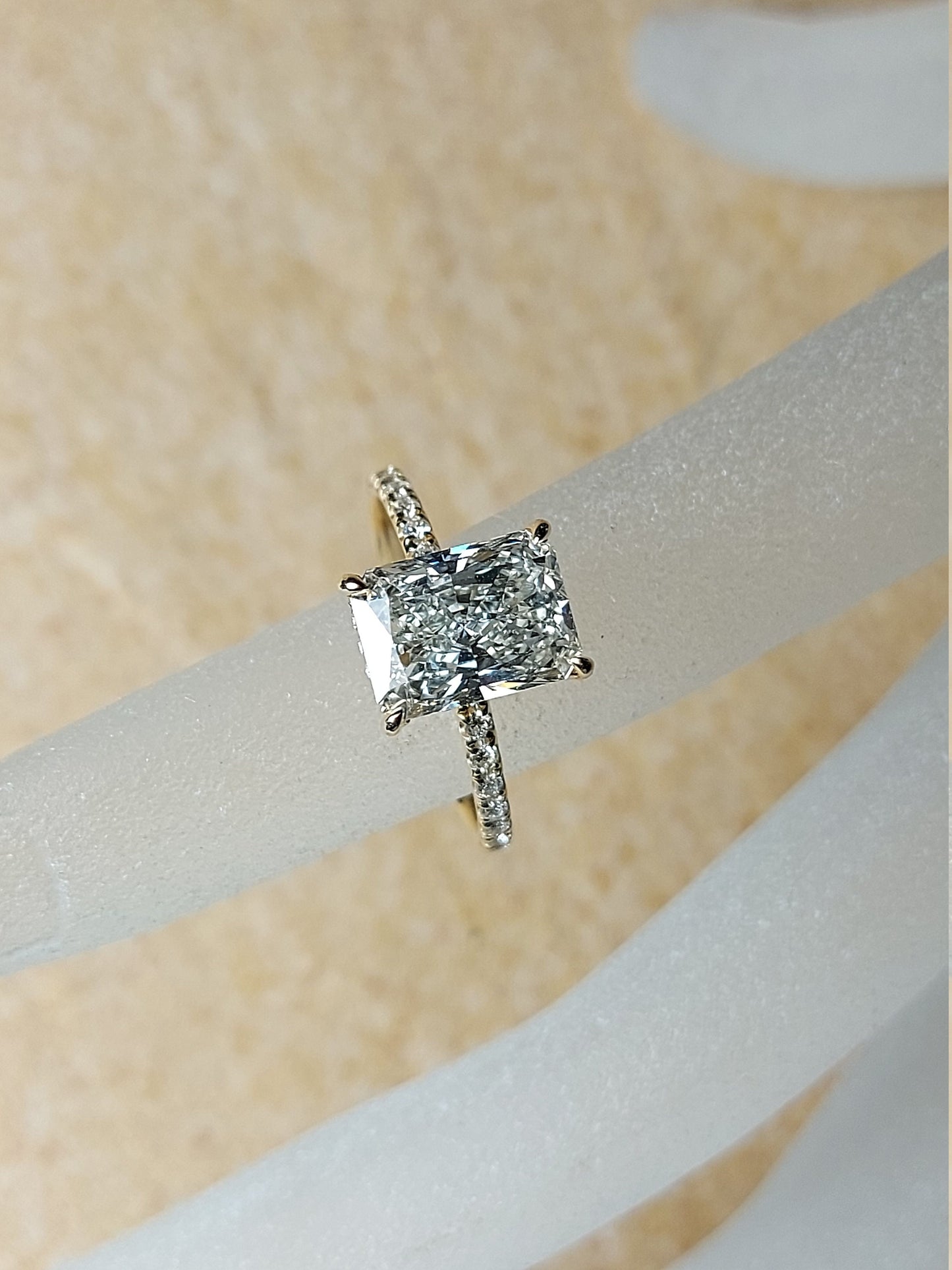 3.5 Karat IGI-zertifizierter Radiant-Labor-Diamant-Verlobungsring Solitär Radiant cut Moissanite engagement ring in 935er Argentium Silber — custom handcrafted by Forever For Love
