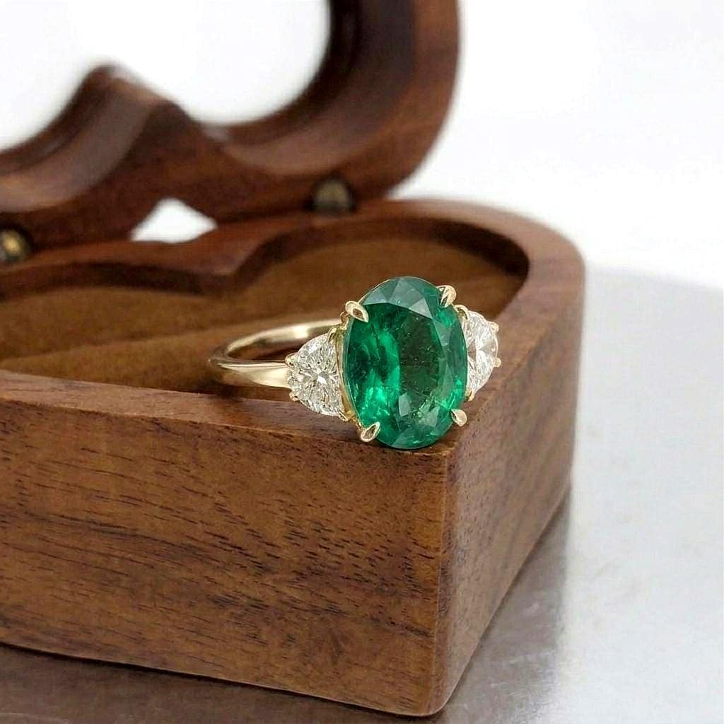 Bague de fiançailles en diamant ovale, émeraude et pierre de lune Oval cut 1Ct Émeraude Naturelle engagement ring in Gold or Platinum — custom handcrafted by Forever For Love