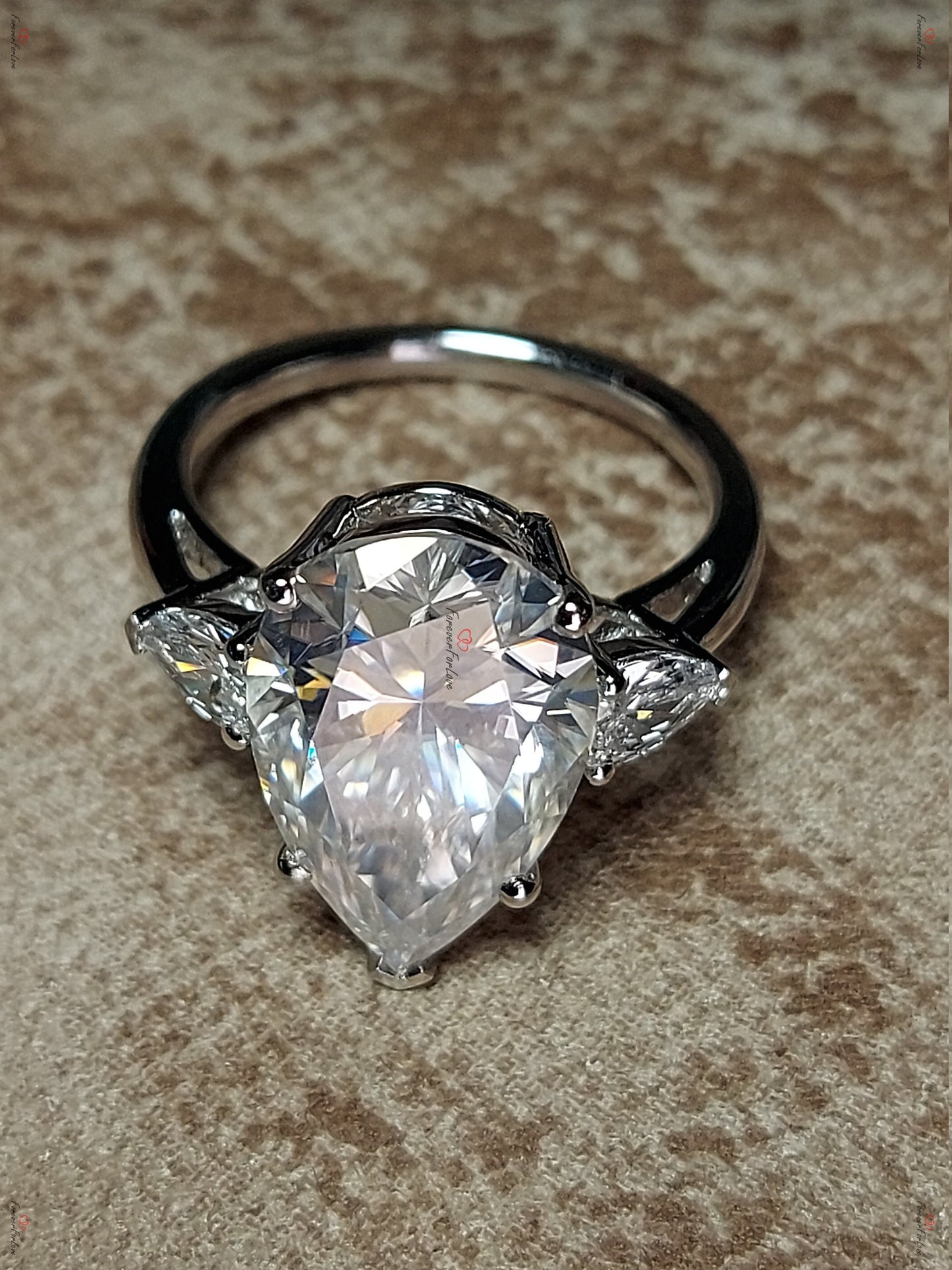 7,5 Karat tropfenförmiger Diamant-Verlobungsring, 14k Weißgold Diamantring, tropfenförmiger Verlobungsring, tropfenförmiger Moissanit-Ring, Drei-Stein-Ring. Pear cut Moissanite engagement ring in Gold or Platinum — custom handcrafted by Forever For Love
