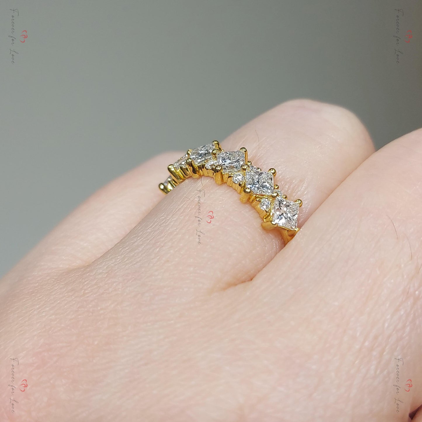 Bague demi-alliance en diamant taille princesse 3 mm en or 18k 14k, sertie pavé. Or jaune, rose, blanc, platine certifié. Princess cut Moissanite Taille Brillant engagement ring in Gold or Platinum — custom handcrafted by Forever For Love