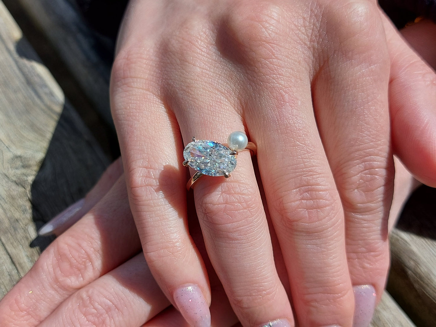 Oval geschliffener Moissanit-Verlobungsring, 5 Karat „Crushed Ice“ Oval 13*8mm Verlobungsring, Perlen- & Diamantring, Ariana Grandes Ring. Oval cut Moissanite engagement ring in 935er Argentium Silber — custom handcrafted by Forever For Love