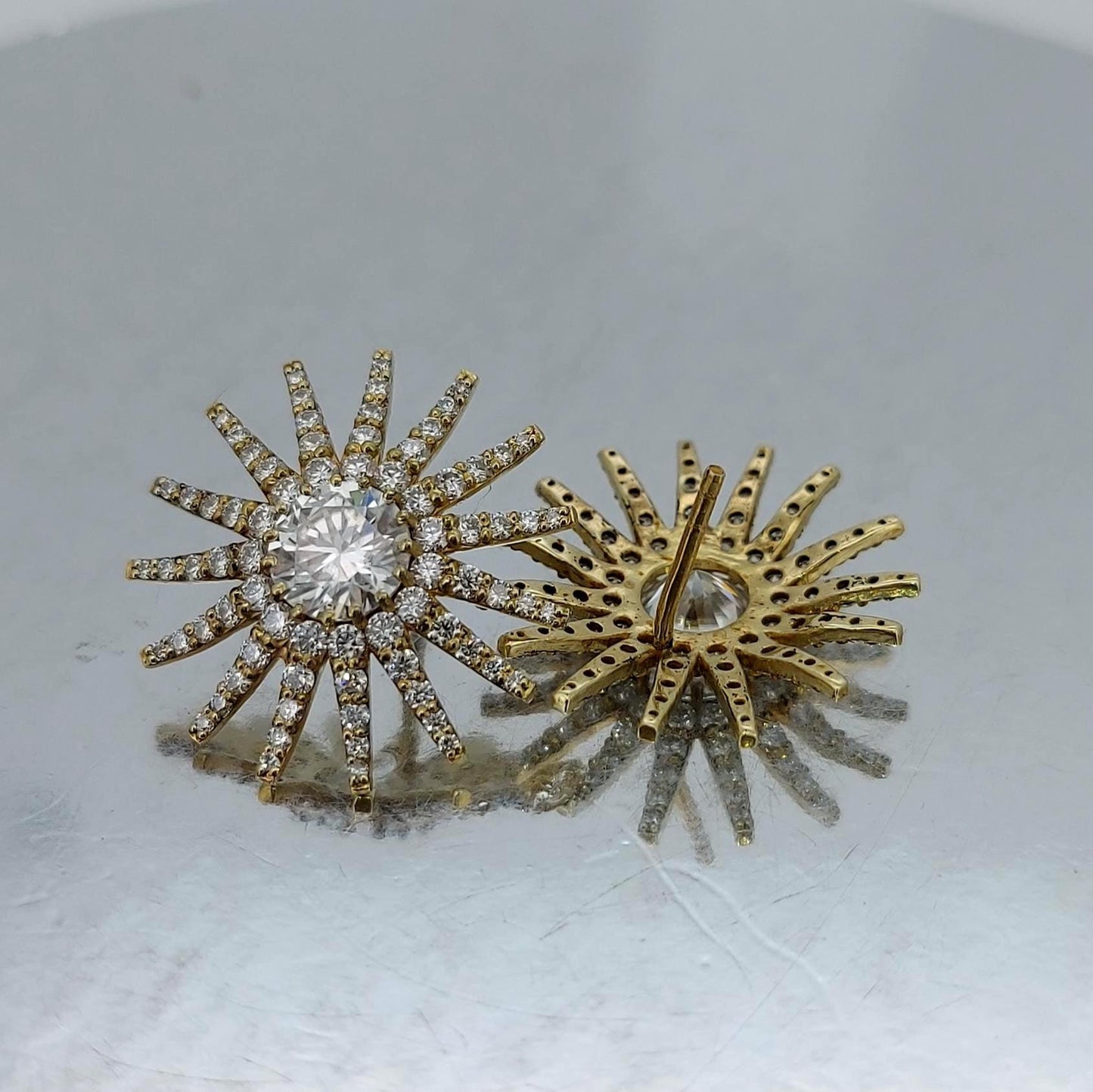 Boucles d'oreilles clous Starburst, boucles d'oreilles rondes en diamant de laboratoire pour femmes, boucles d'oreilles de mariage style floral, cadeau parfait pour elle. Moissanite engagement ring in Gold or Platinum — custom handcrafted by Forever For Love