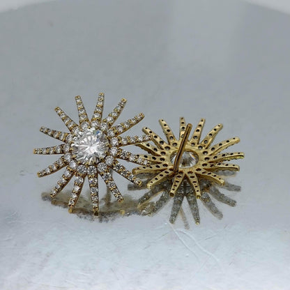 Boucles d'oreilles clous Starburst, boucles d'oreilles rondes en diamant de laboratoire pour femmes, boucles d'oreilles de mariage style floral, cadeau parfait pour elle.