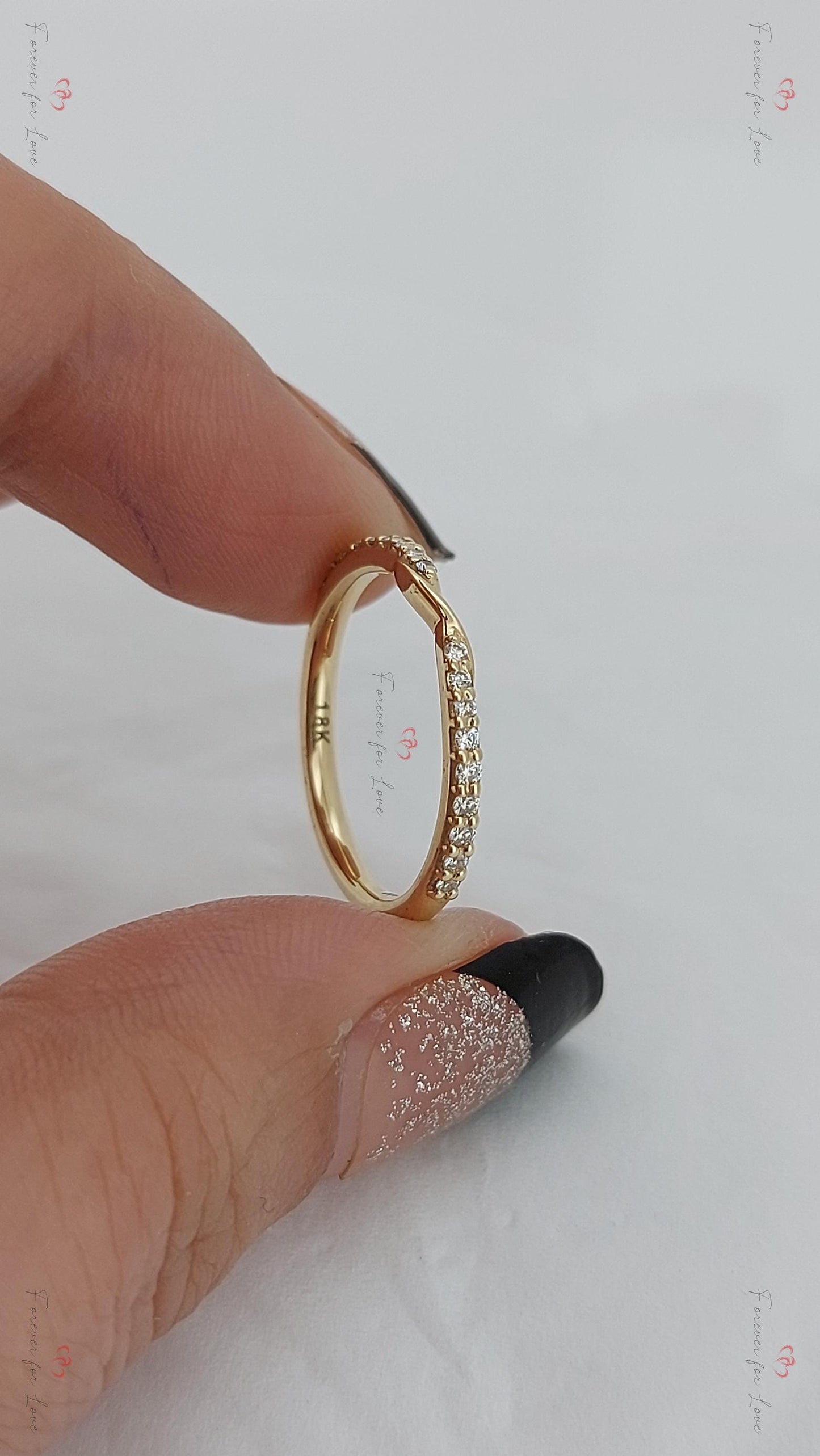 Bague torsadée en or massif éternel avec une bague de mariage assortie en diamant pavé en forme de nœud d'amour, cadeau pour elle Round cut Moissanite taille brillant engagement ring in Gold or Platinum — custom handcrafted by Forever For Love