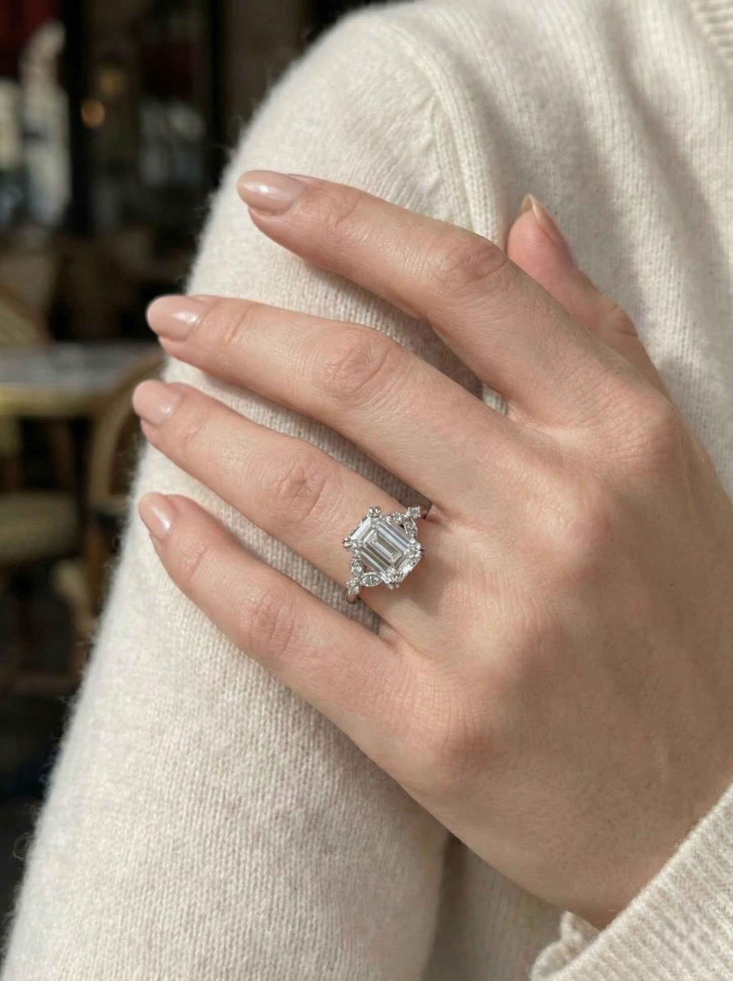 Antiker Verlobungsring aus 14 Karat Weißgold mit smaragdgeschliffenem, im Labor gezüchtetem Diamanten im 3.10 Karat, Farbe E, Reinheit VVS2, IGI-zertifiziert, und seitlichen runden Diamanten Emerald cut Moissanite engagement ring in 935er Argentium Silber — custom handcrafted by Forever For Love