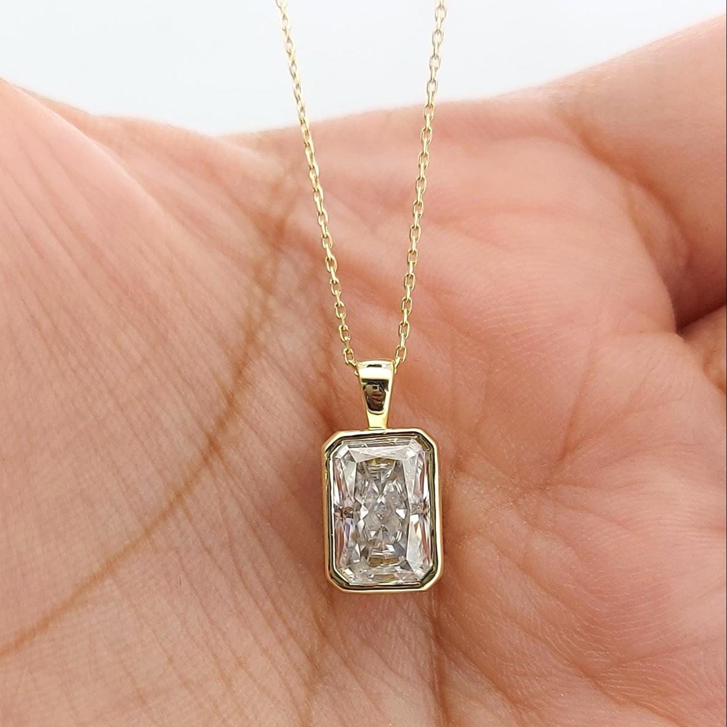 Pendentif solitaire avec chaîne en or jaune 14 carats, diamant radiant de 2 carats E/VVS2 certifié IGI, serti clos, diamant de laboratoire, cadeau parfait Moissanite engagement ring in Gold or Platinum — custom handcrafted by Forever For Love