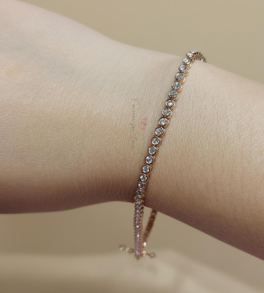 Diamant Tennis Bezel Armband 14K Weißgold rundes Tennisarmband, Labor-Zucht Armband, wunderschönes Weißdiamant Armband, rundes Armband. Moissanite engagement ring in Gold or Platinum — custom handcrafted by Forever For Love