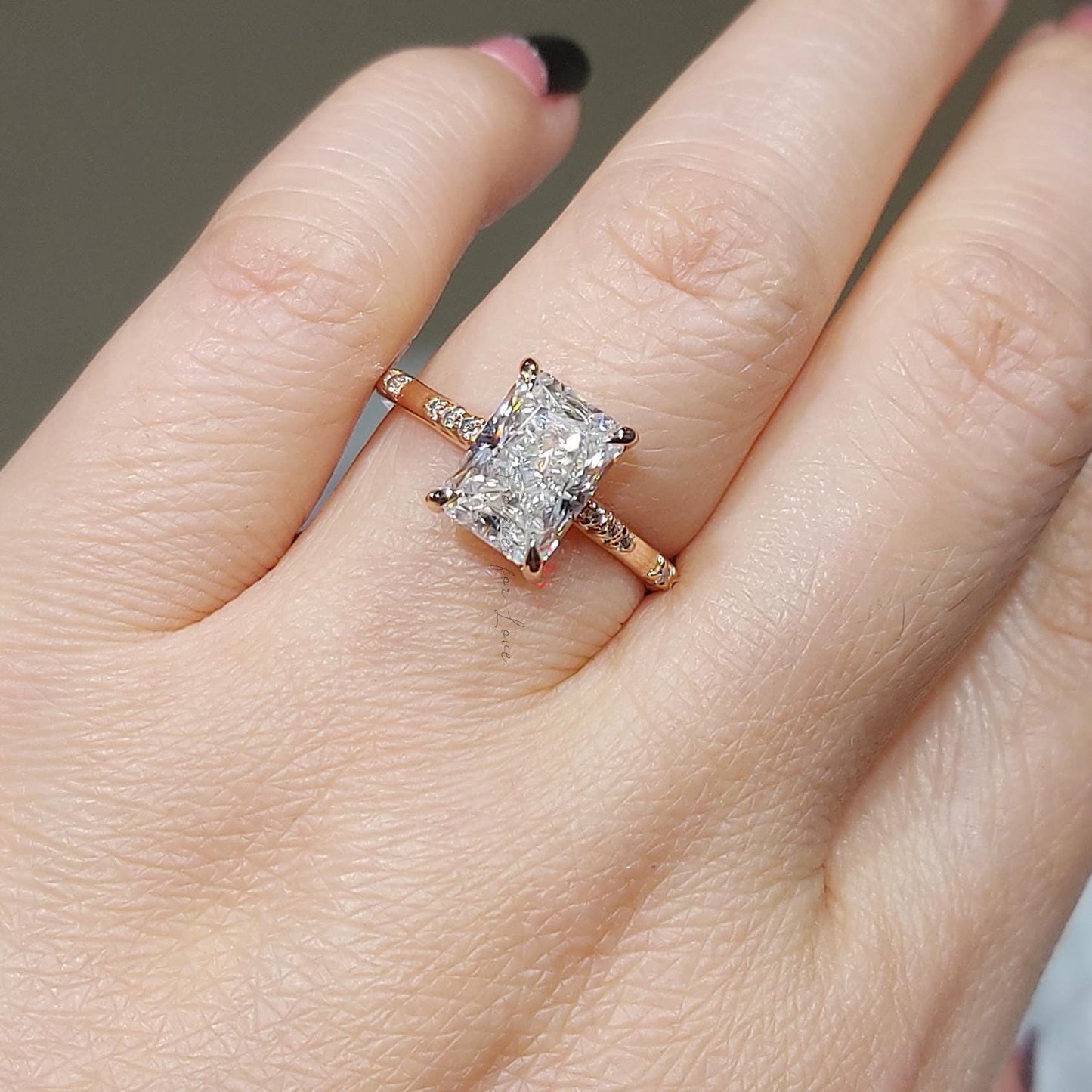 2,5 Karat Radiant Moissanit Solitär Verlobungsring Radiant cut Moissanite engagement ring in 935er Argentium Silber — custom handcrafted by Forever For Love