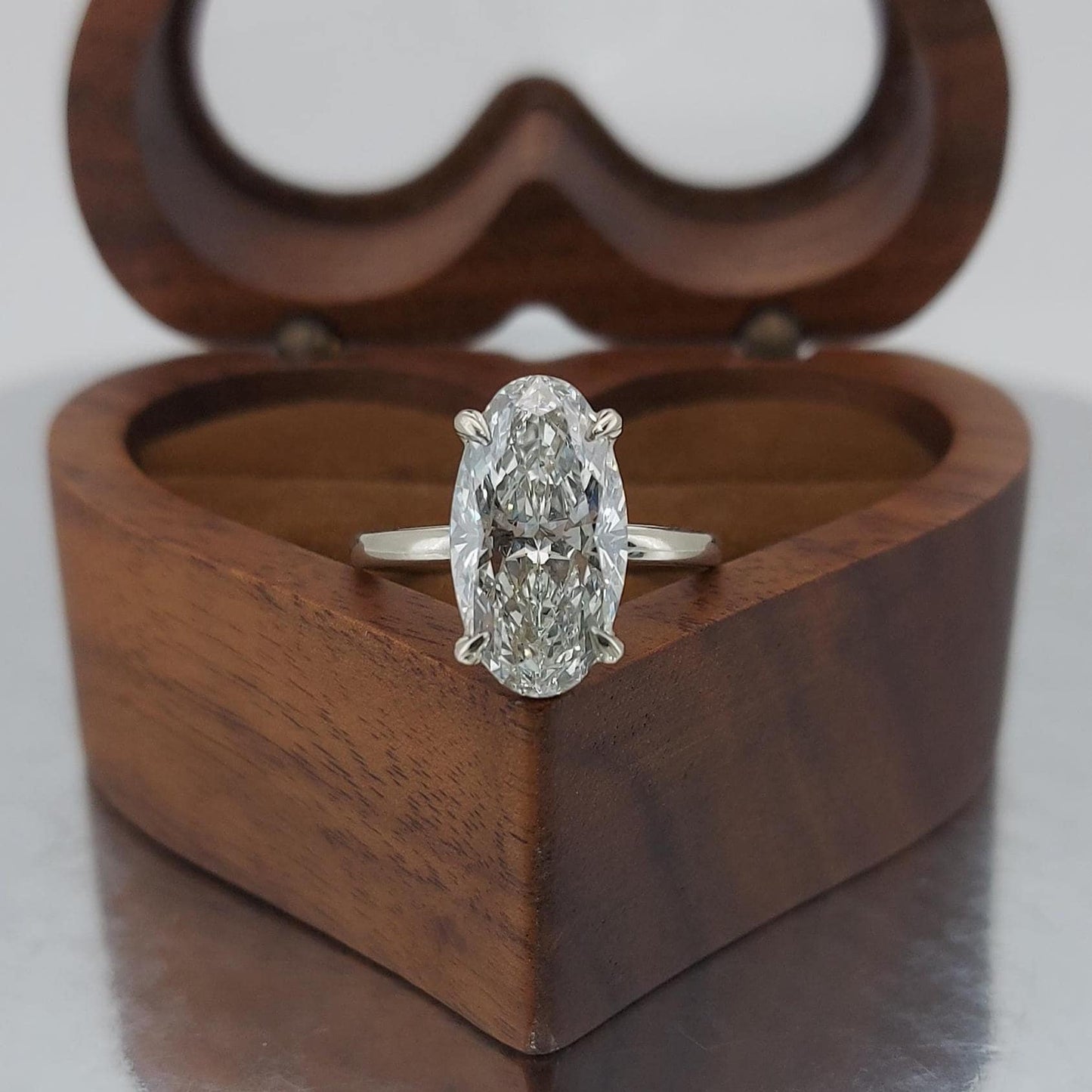 Verlobungsring mit ovalem Diamanten aus dem Labor, 4 Karat Oval cut Moissanite engagement ring in 935er Argentium Silber — custom handcrafted by Forever For Love