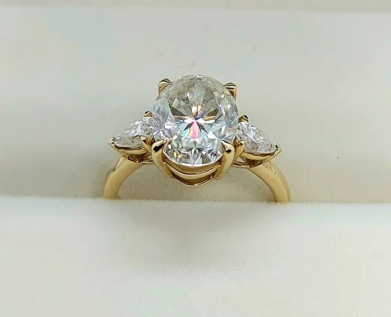 Bague de fiançailles ovale avec diamant de 1,5 carat Oval cut 1Ct Moissanite taille brillant engagement ring in Gold or Platinum — custom handcrafted by Forever For Love