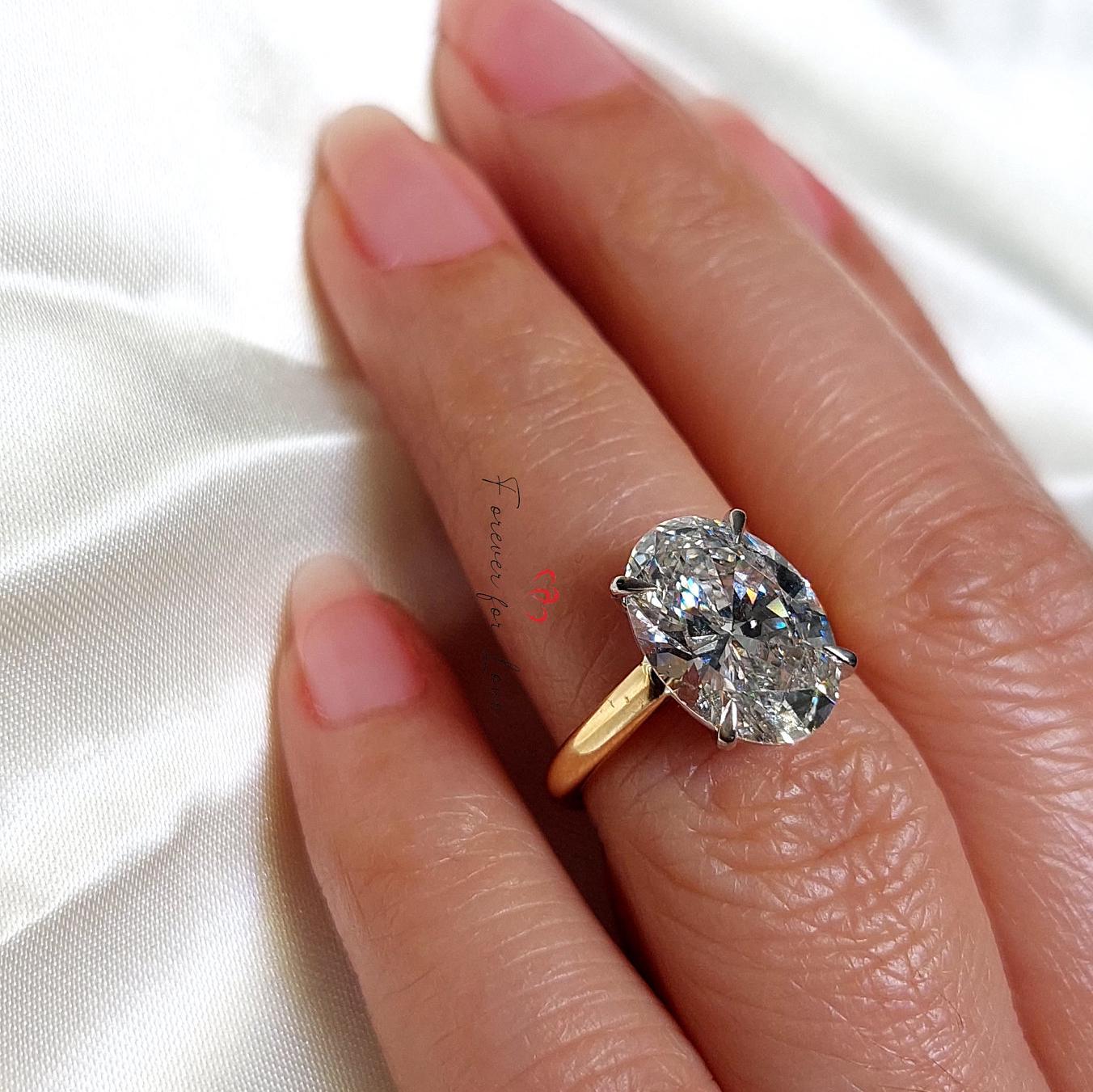 4 Karat ovaler Solitär-Verlobungsring mit Labor-Diamant Oval cut Moissanite engagement ring in 935er Argentium Silber — custom handcrafted by Forever For Love