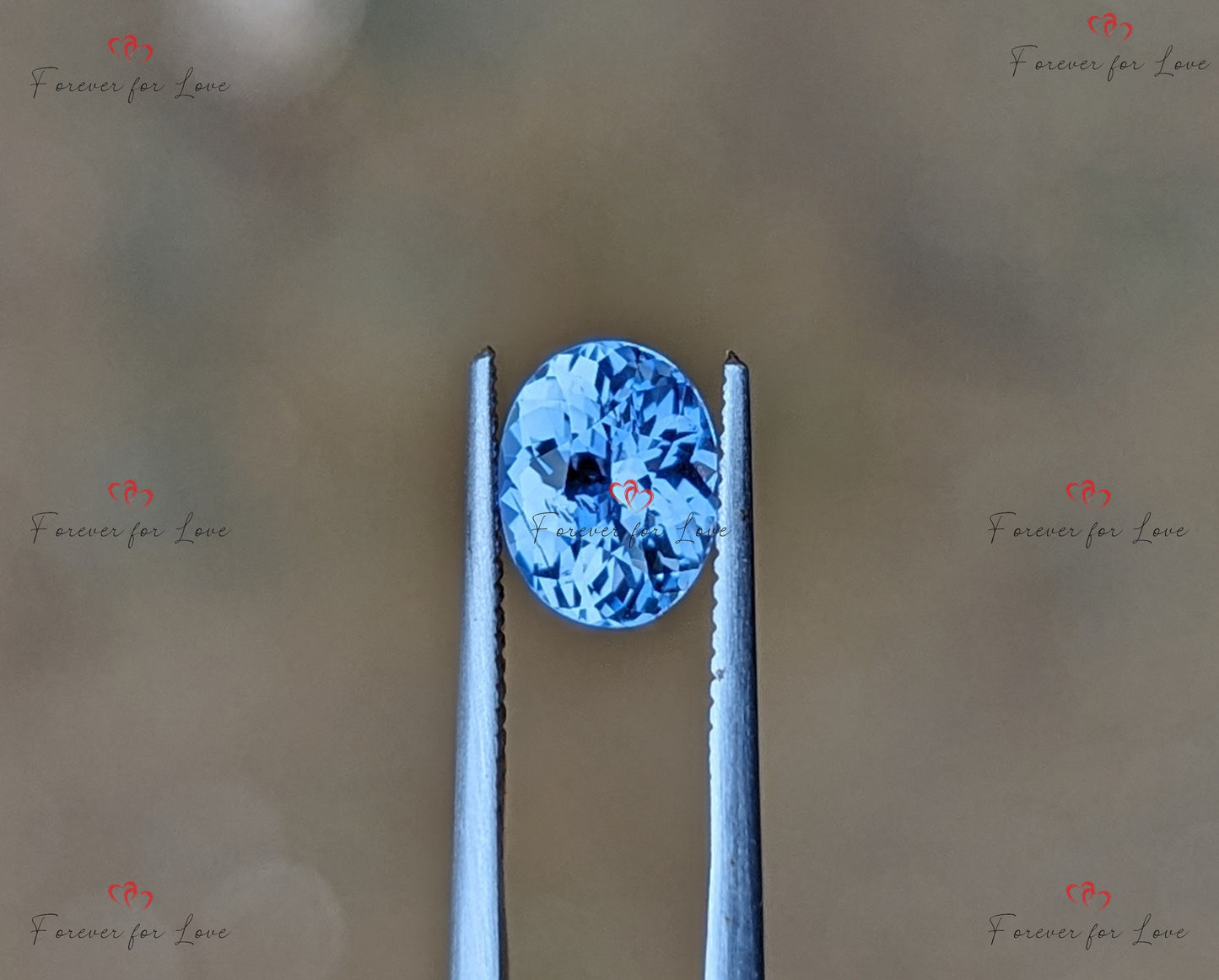 1,18 Karat unbehandelter, unbeheizter Pastellblauer Saphir Oval. Ein natürlicher, eleganter, unbeheizter, unbehandelter weißer Saphir aus Ceylon, in einem strahlenden Schliff. Moissanite engagement ring in Gold or Platinum — custom handcrafted by Forever For Love
