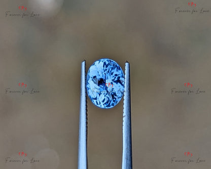 1,18 Karat unbehandelter, unbeheizter Pastellblauer Saphir Oval. Ein natürlicher, eleganter, unbeheizter, unbehandelter weißer Saphir aus Ceylon, in einem strahlenden Schliff.